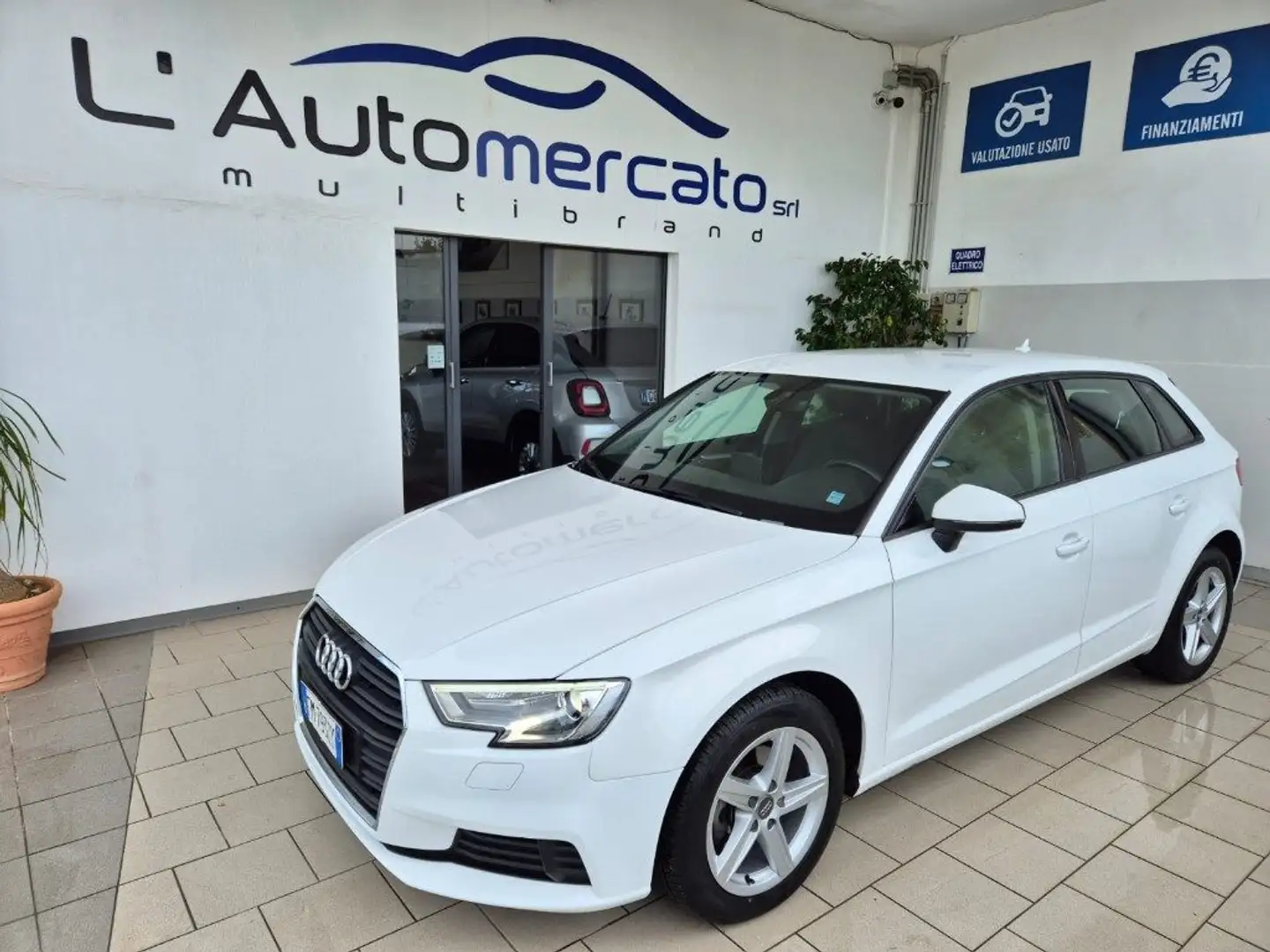 Audi A3 SPB 1.6 TDI 116 CV Design Blanc - 1