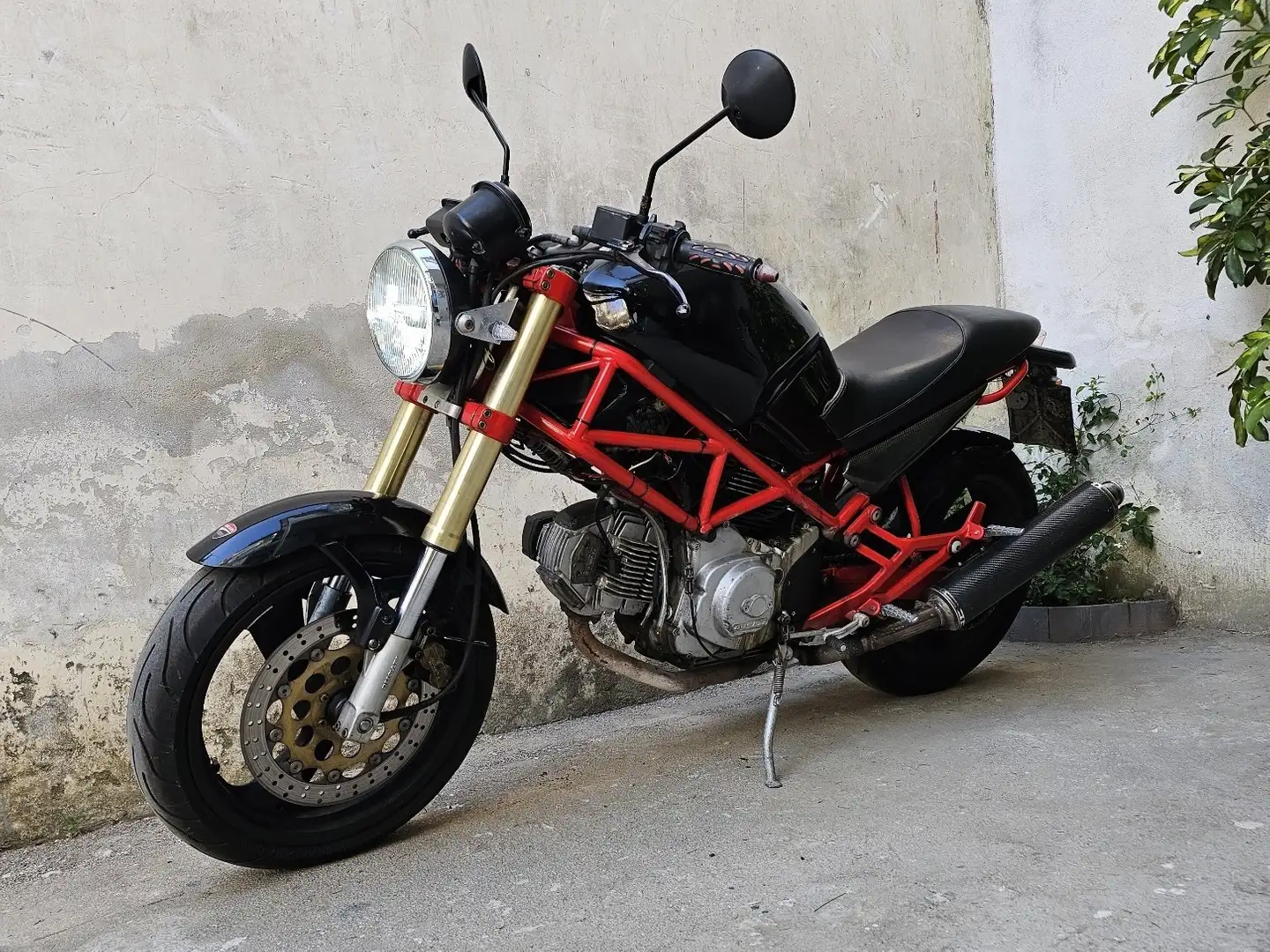 Ducati Monster 600 crna - 1