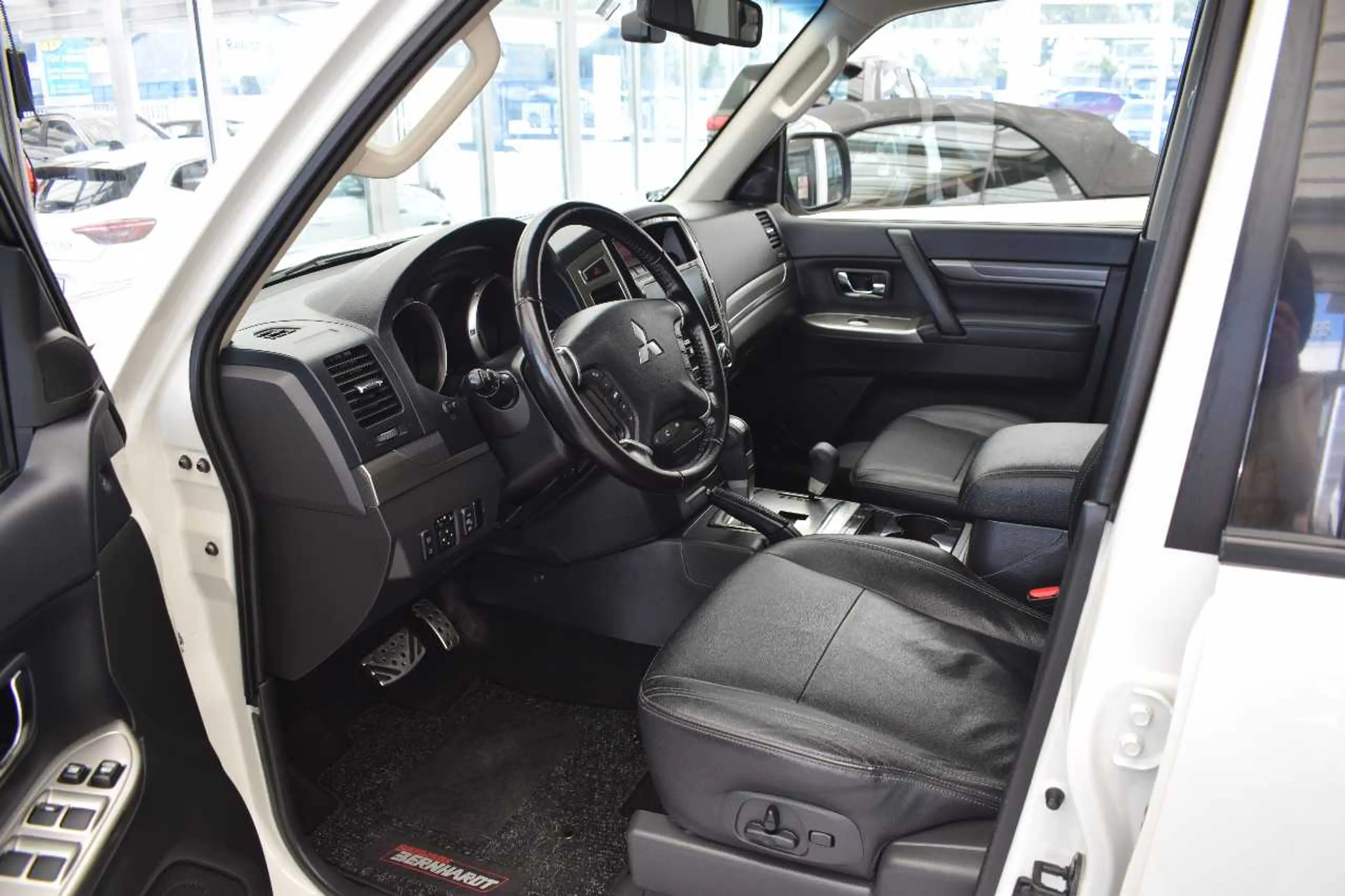 Mitsubishi Pajero 5-Türer Diamant Edition 3.2 DI-D Automatik — photo 8
