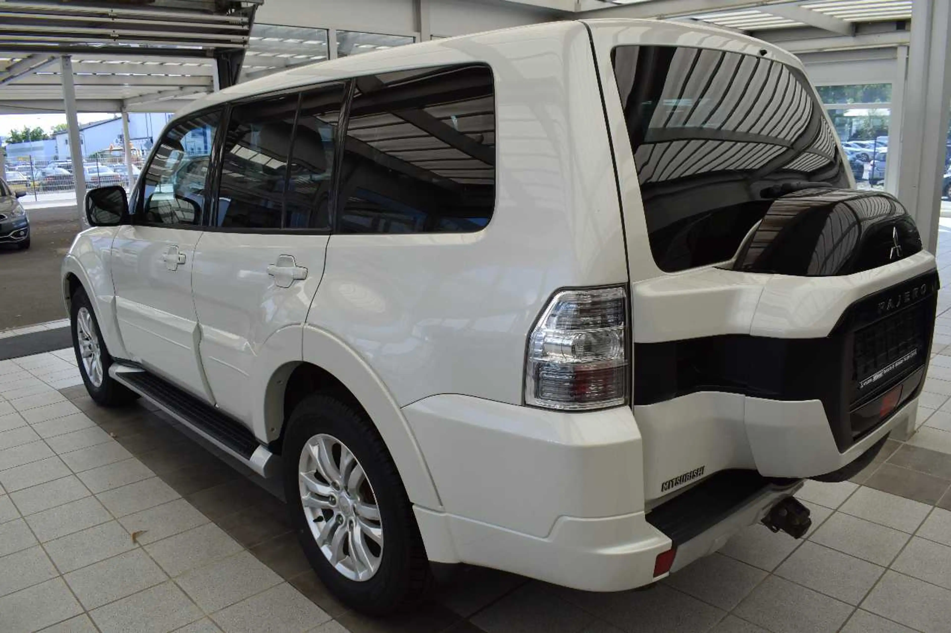Mitsubishi Pajero 5-Türer Diamant Edition 3.2 DI-D Automatik — photo 4