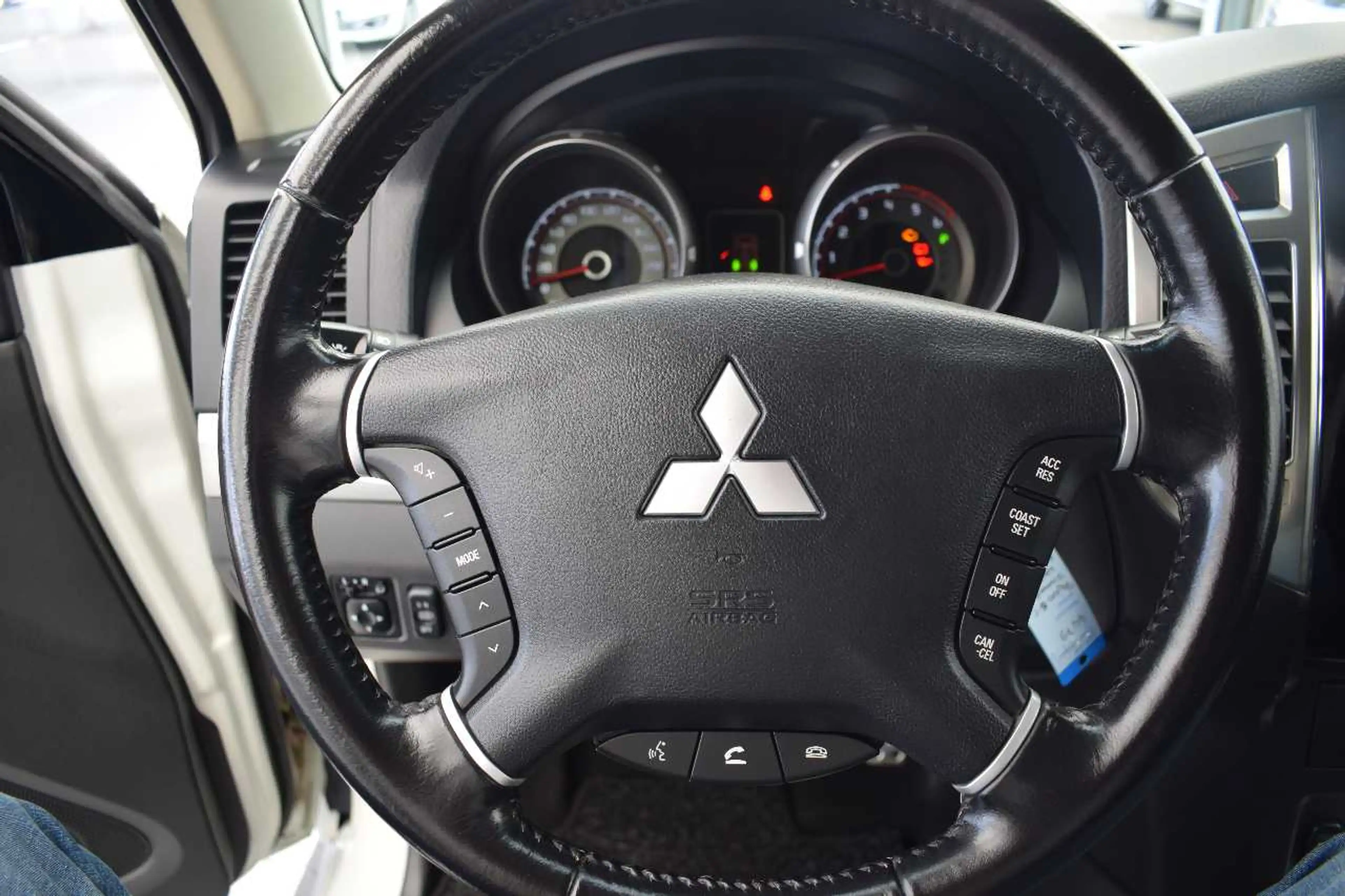 Mitsubishi Pajero 5-Türer Diamant Edition 3.2 DI-D Automatik — photo 13