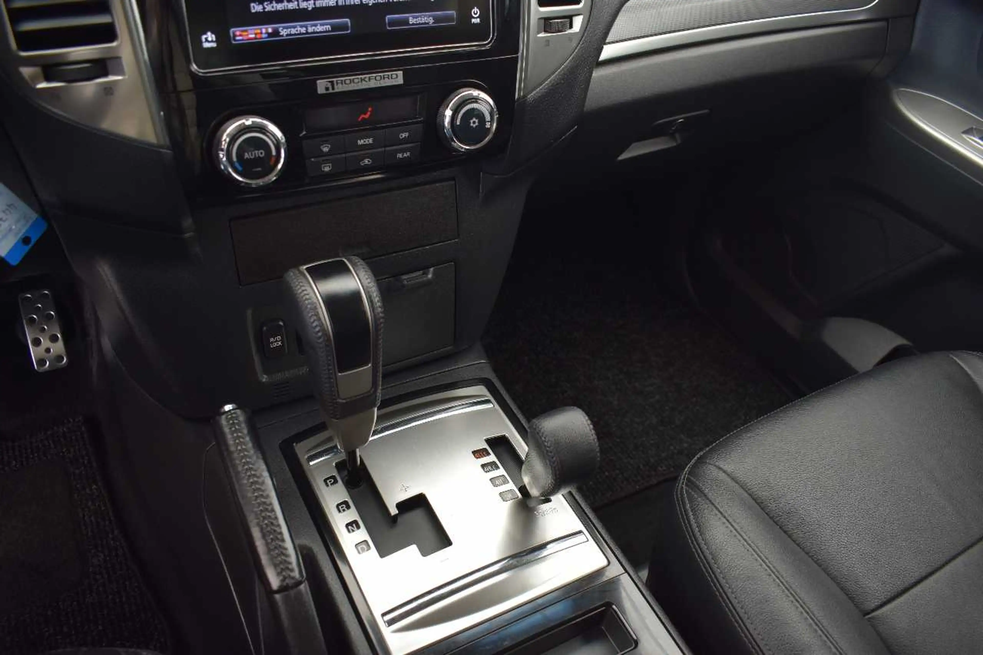 Mitsubishi Pajero 5-Türer Diamant Edition 3.2 DI-D Automatik — photo 12