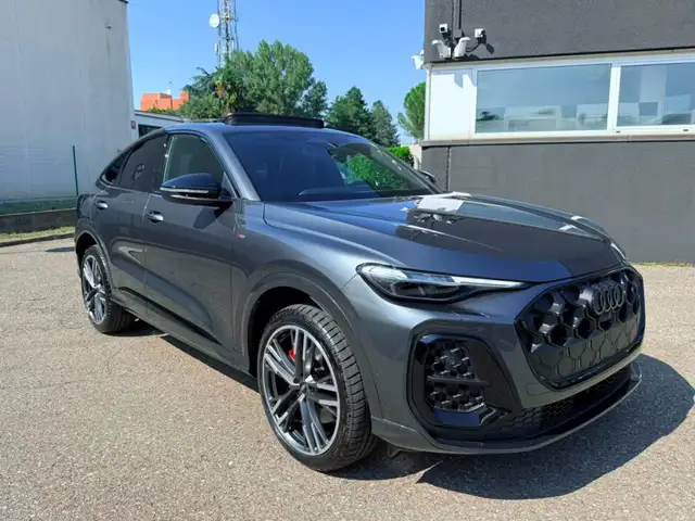 Audi Q5 view 3
