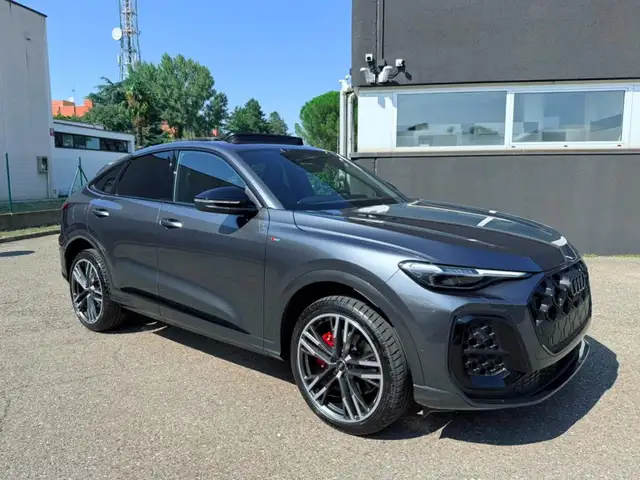 Audi Q5 view 4
