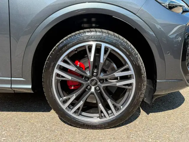Audi Q5 view 8