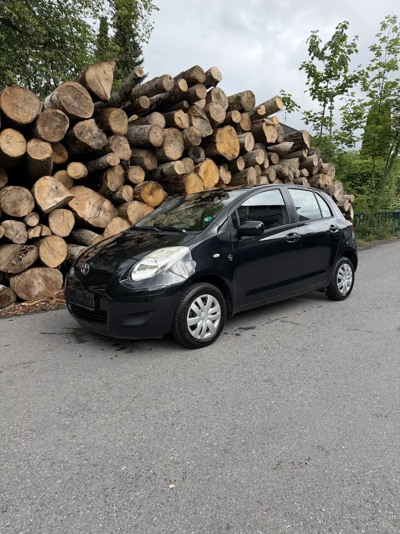 Toyota Yaris 1,0 VVT-i Terra Eco Schwarz - 1