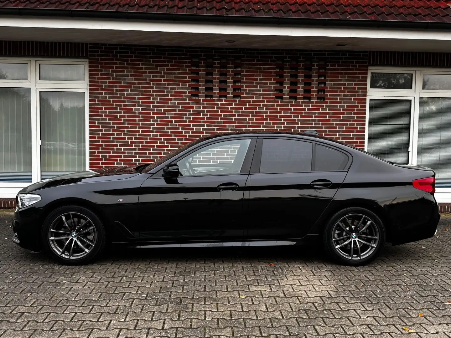BMW 520 d*M SPORTPAKET*LEDER*KOMFORTZITZ*R-KAMERA* Schwarz - 2