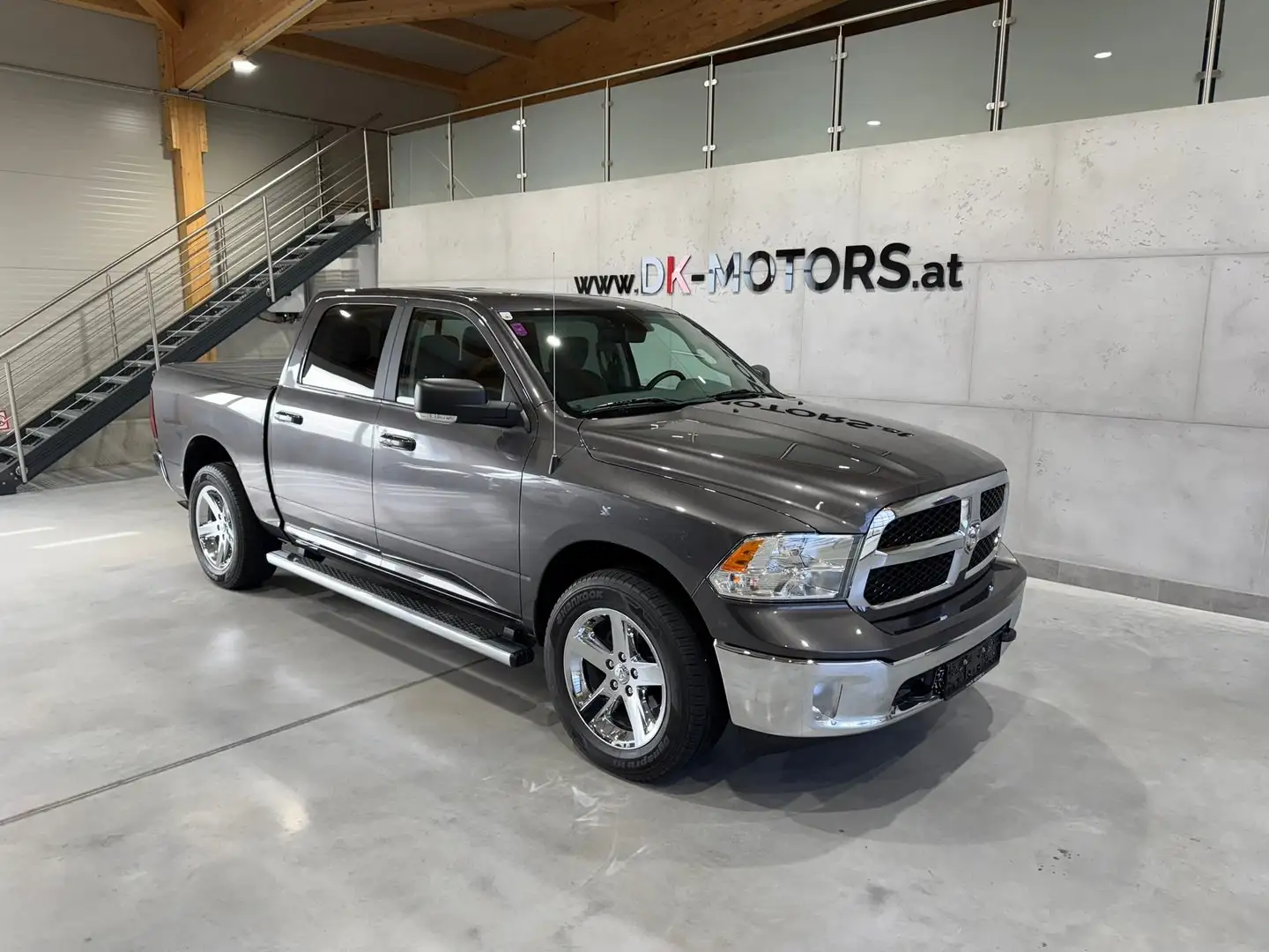 Dodge RAM RAM 1500 Quad Cab / 5,7 Hemi / RFK / Alpine / MWST Grijs - 2