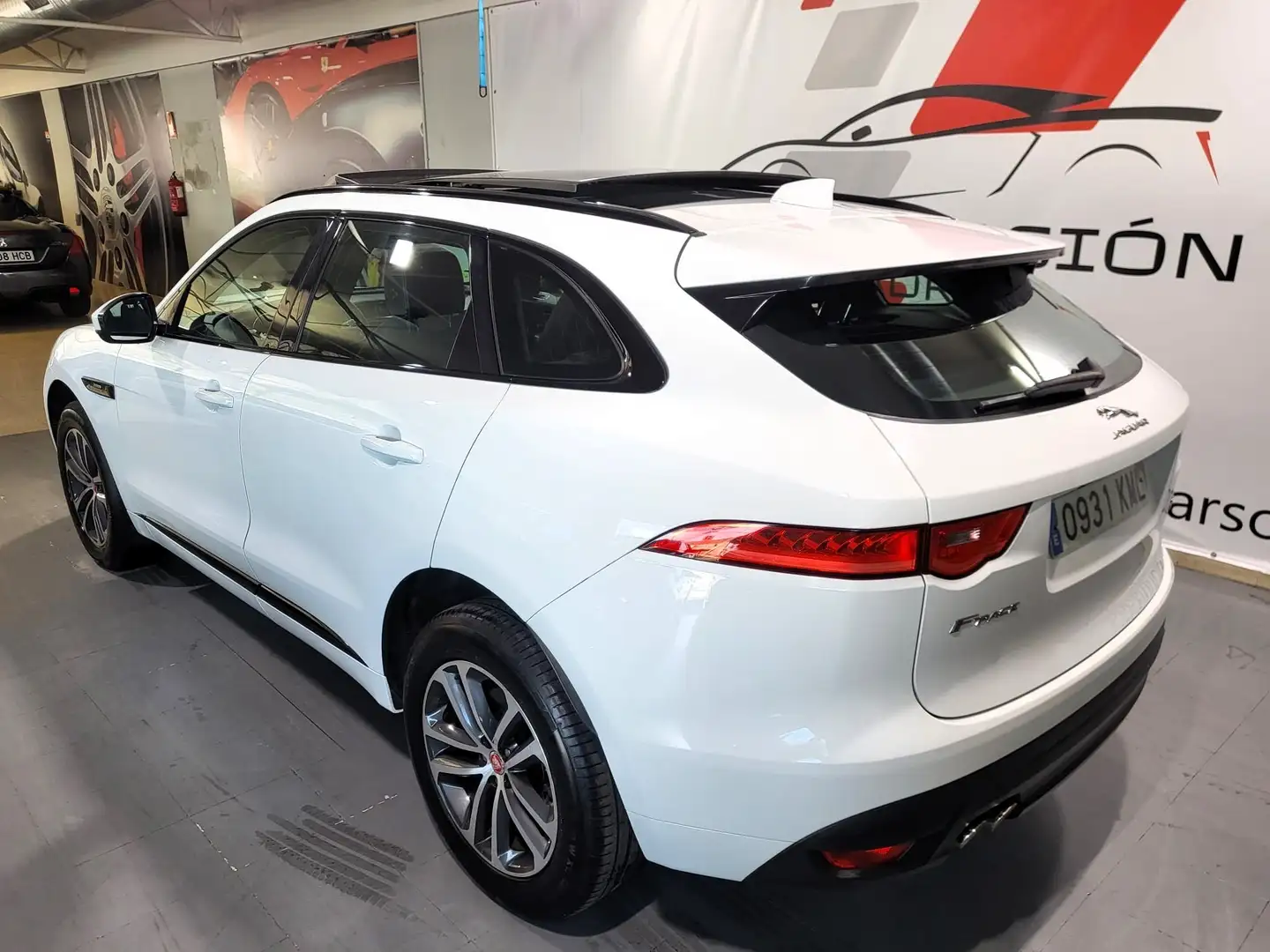 Jaguar F-Pace 2.0i4D R-Sport Aut. AWD 180 Bílá - 2