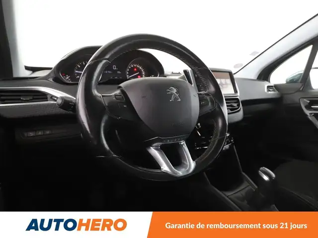 Peugeot 208 view 11