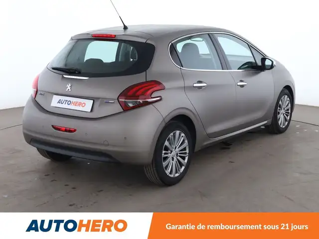 Peugeot 208 view 6