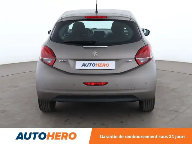 Peugeot 208 view 5