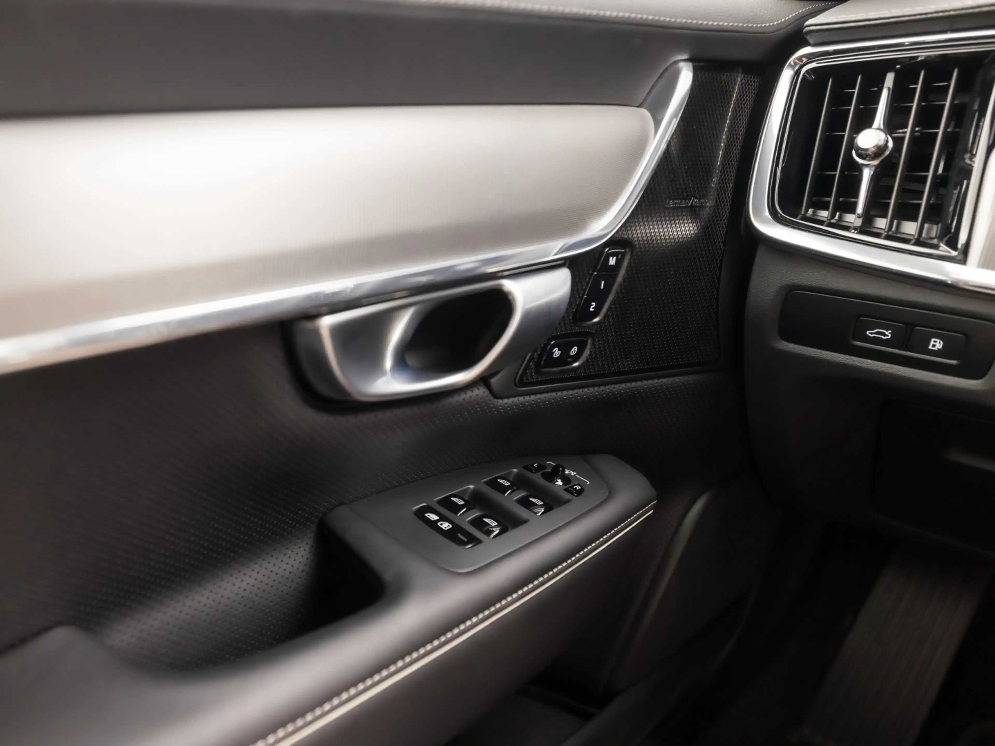Volvo V90 2.0 T6 Plug-in hybrid AWD Ultimate Dark 350Pk Auto — photo 28