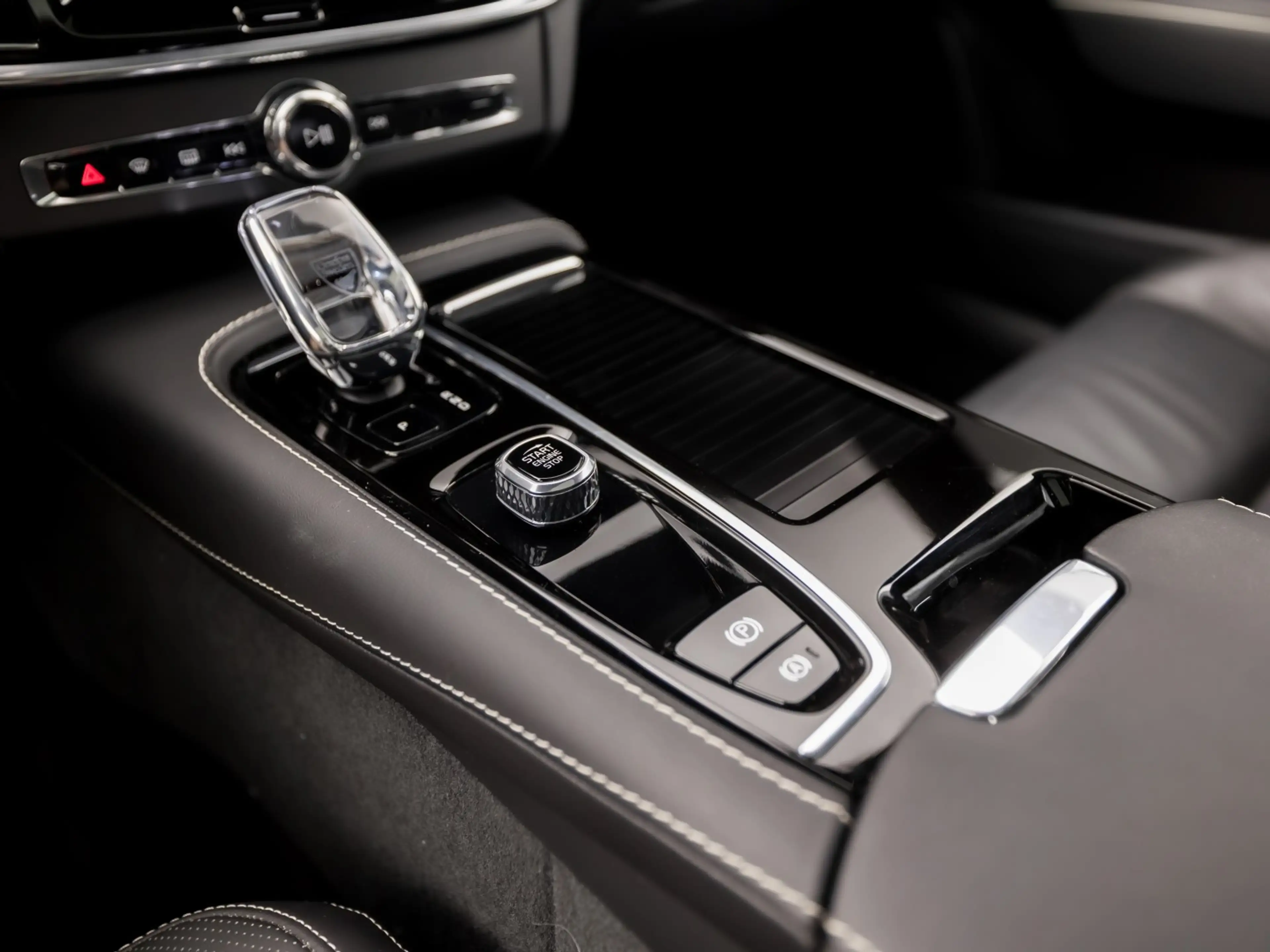 Volvo V90 2.0 T6 Plug-in hybrid AWD Ultimate Dark 350Pk Auto — photo 15