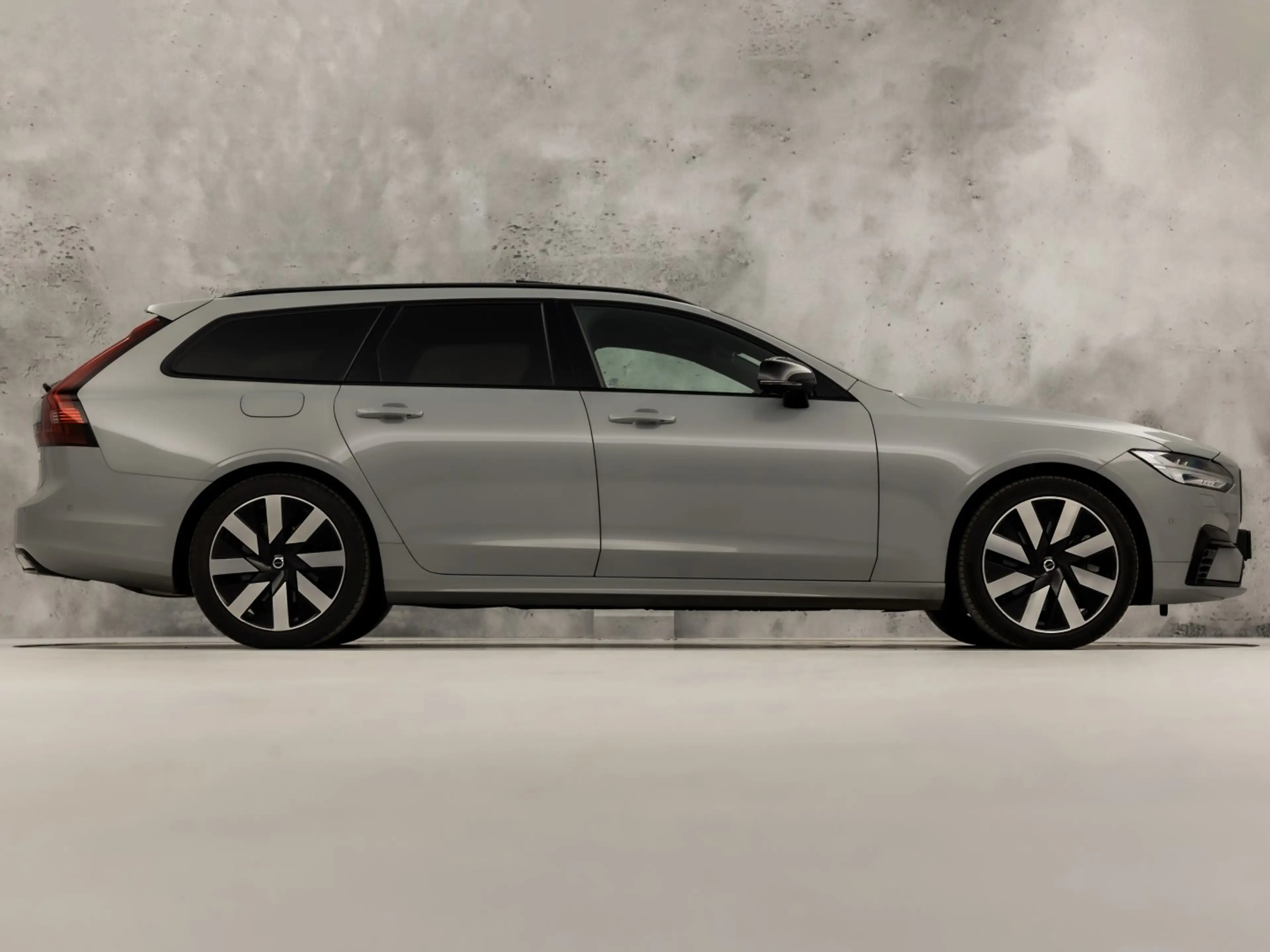 Volvo V90 2.0 T6 Plug-in hybrid AWD Ultimate Dark 350Pk Auto — photo 4