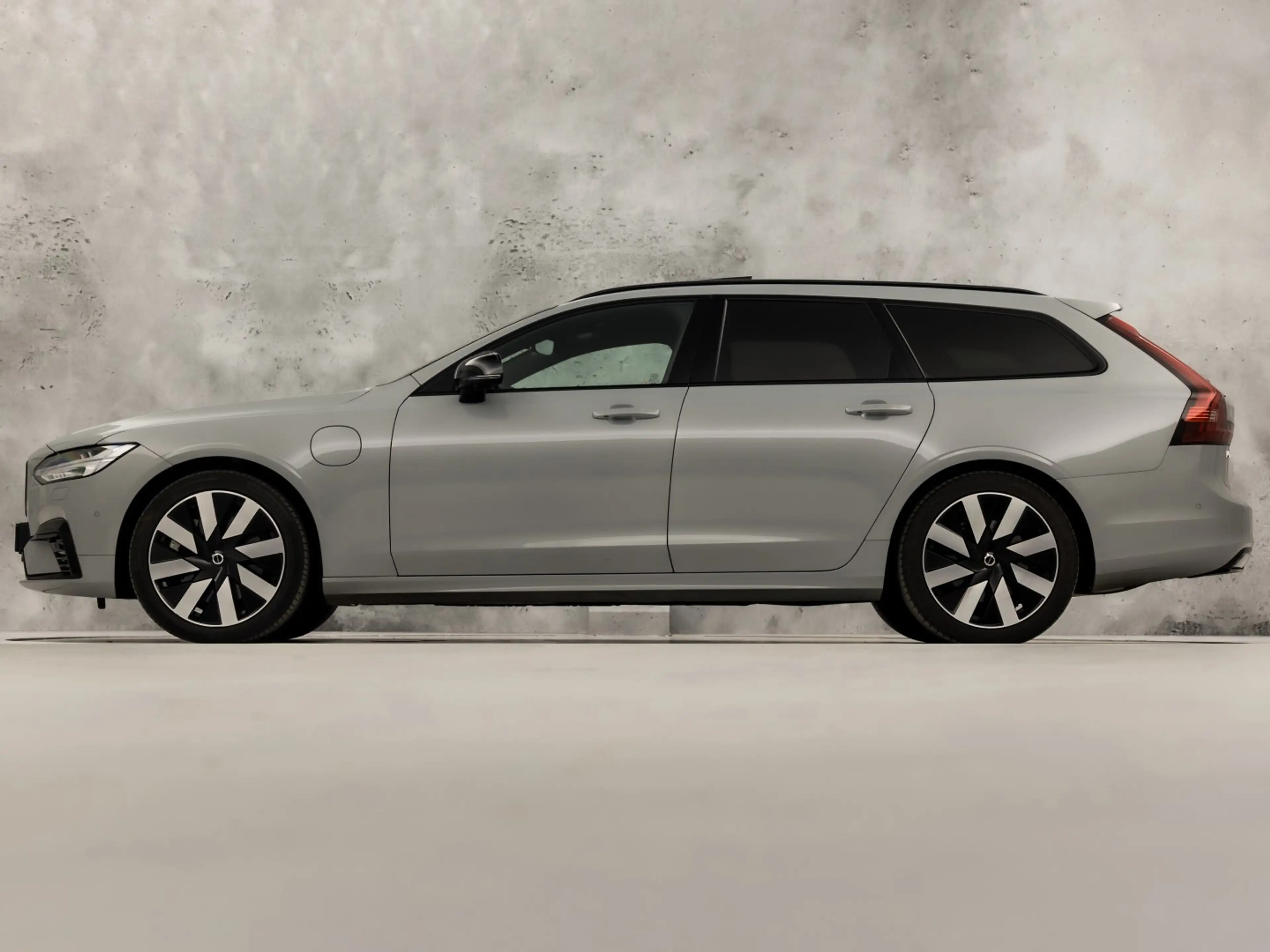 Volvo V90 2.0 T6 Plug-in hybrid AWD Ultimate Dark 350Pk Auto — photo 2
