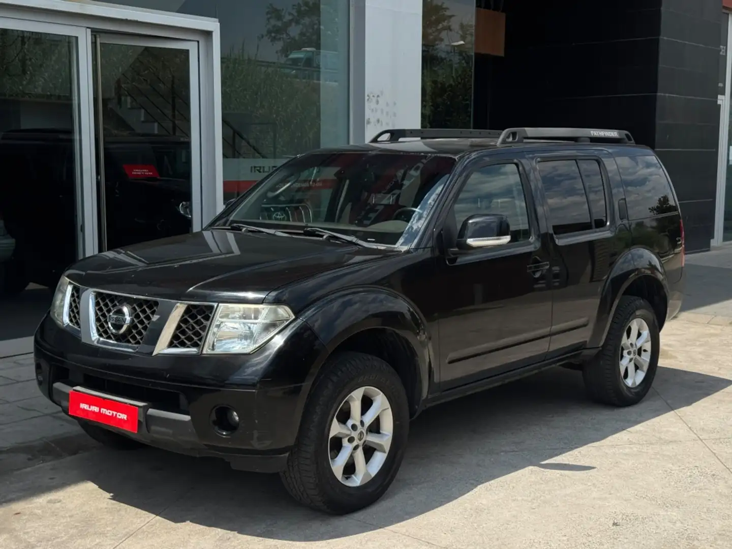 Nissan Pathfinder 2.5dCi SE Schwarz - 2