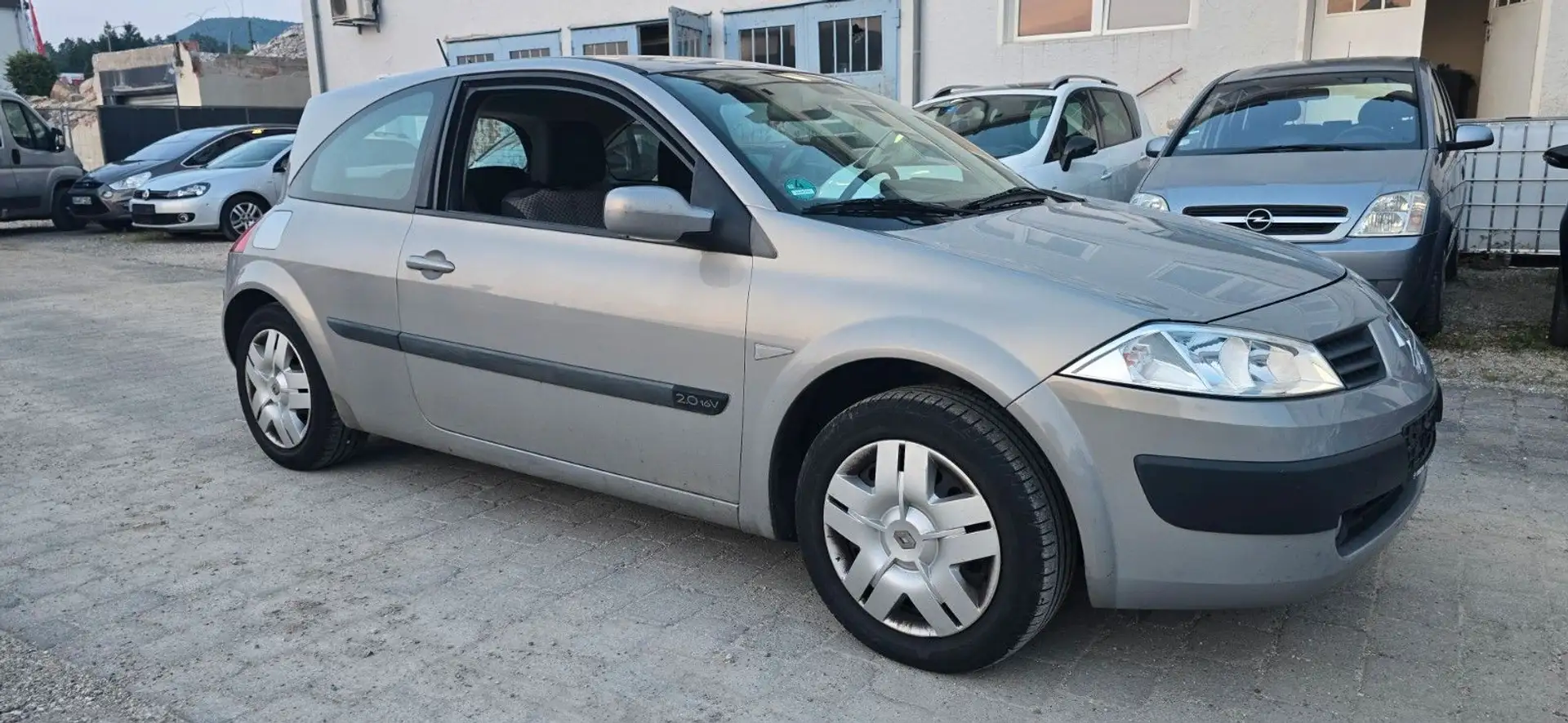 Renault Megane Confort 2.0 16V  -Automatik- Neu Tüv Silber - 2