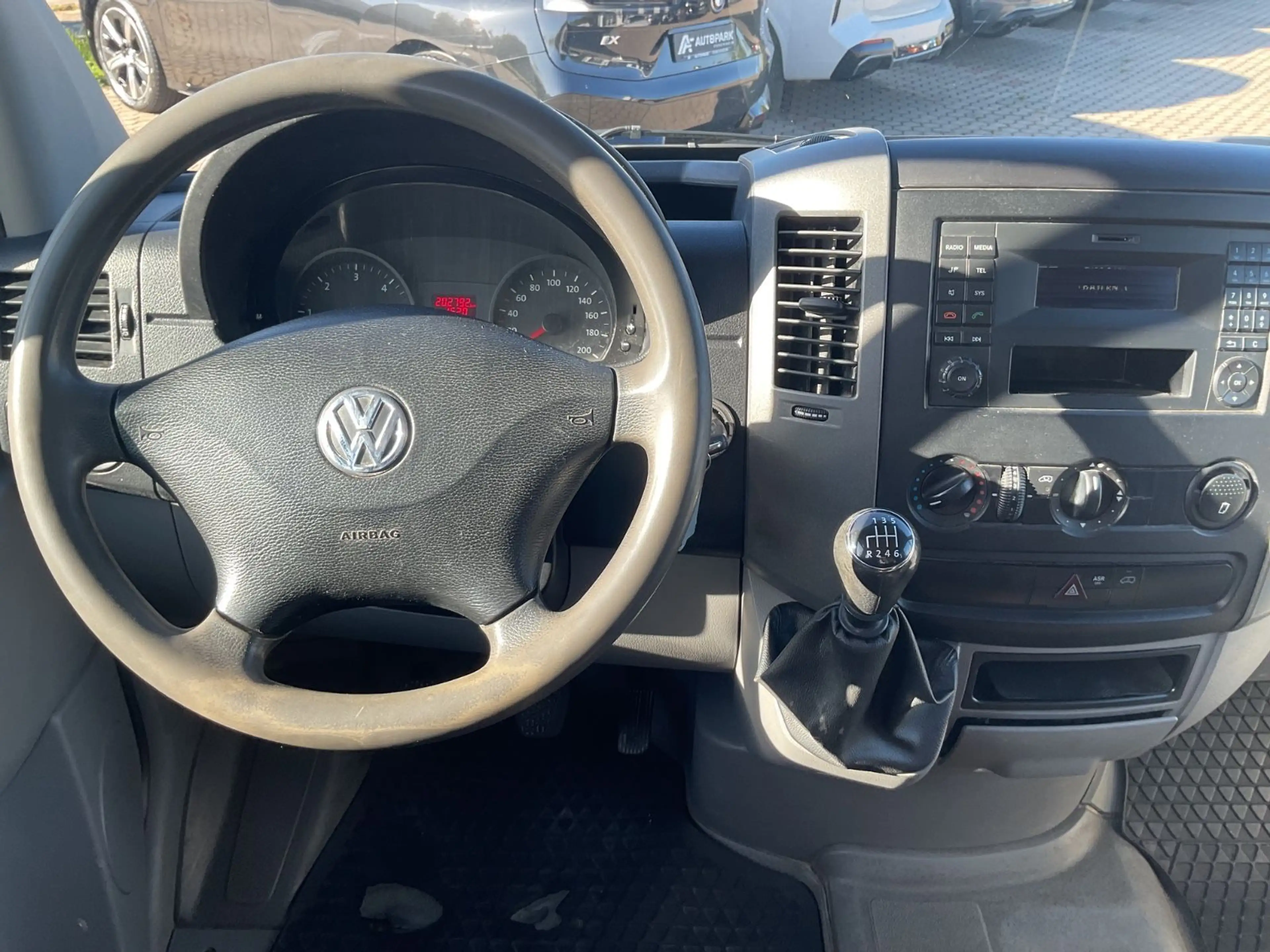 Volkswagen Crafter Pritsche 30 L1 kurz DoKa AHK — photo 11