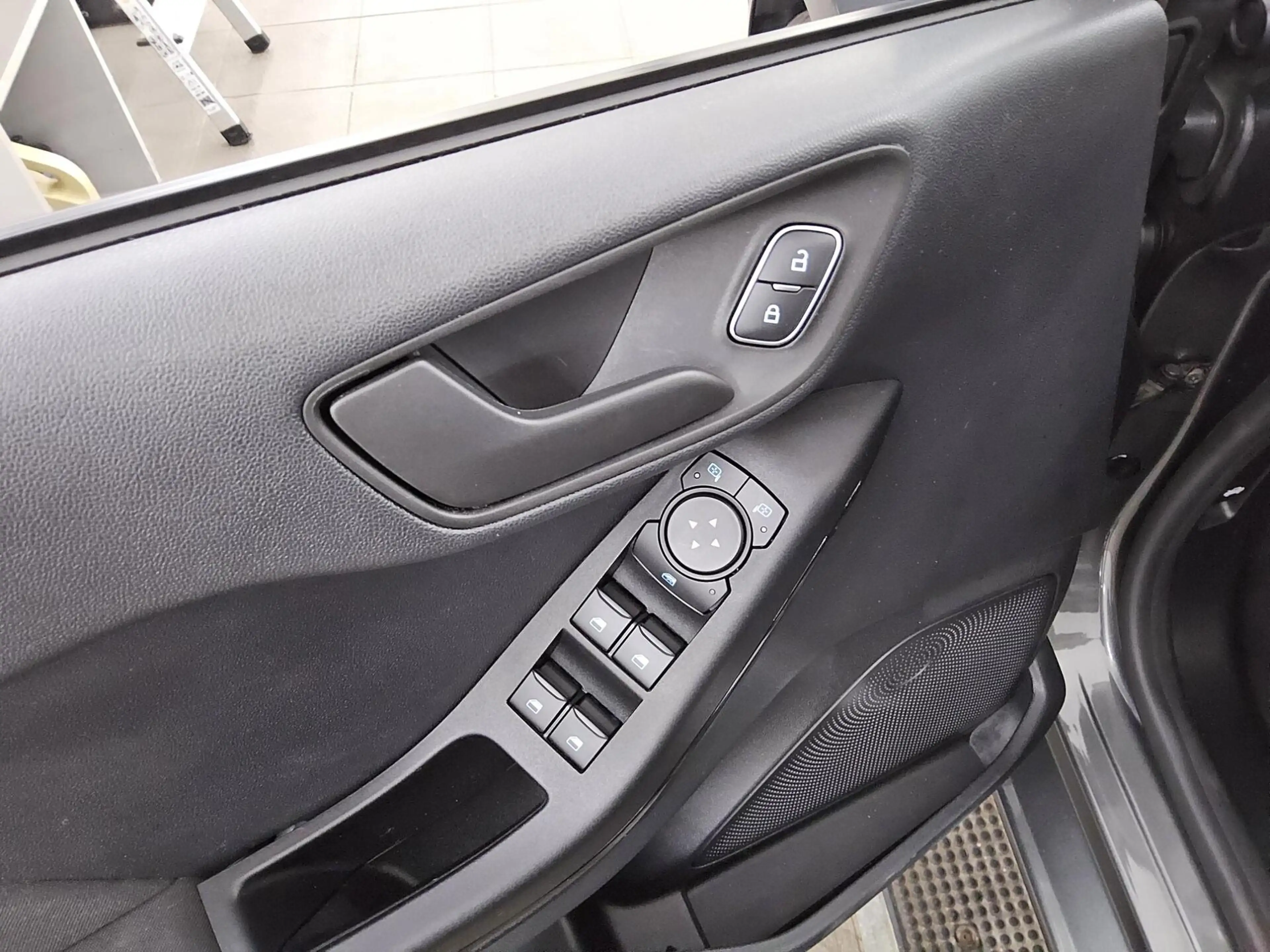 Ford Fiesta — photo 9