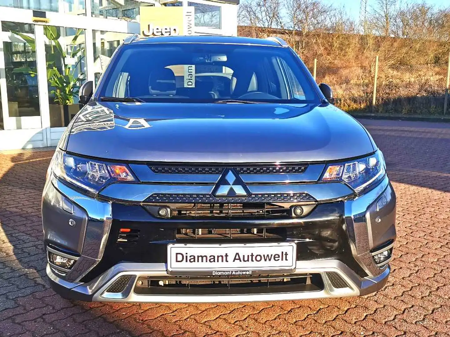 Mitsubishi Outlander PHEV PLUS Spirit 2.4 MIVEC 4WD Grau - 2