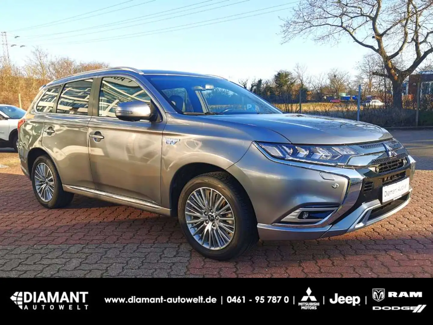 Mitsubishi Outlander PHEV PLUS Spirit 2.4 MIVEC 4WD Grau - 1