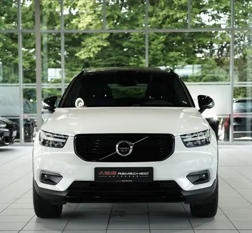 Volvo XC40 view 3