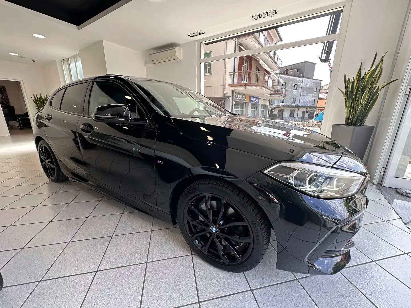 BMW 120 d M Sport Sportautomatic PANORAMA R18 BLACKPAKET Černá - 1