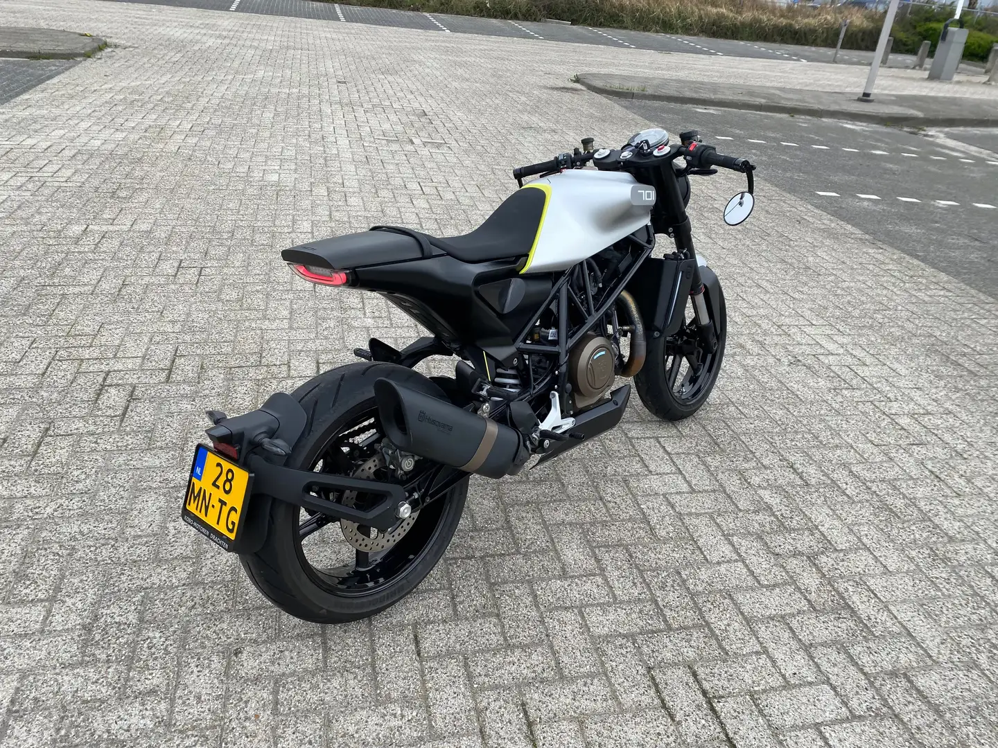 Husqvarna Vitpilen 701 Stříbrná - 1