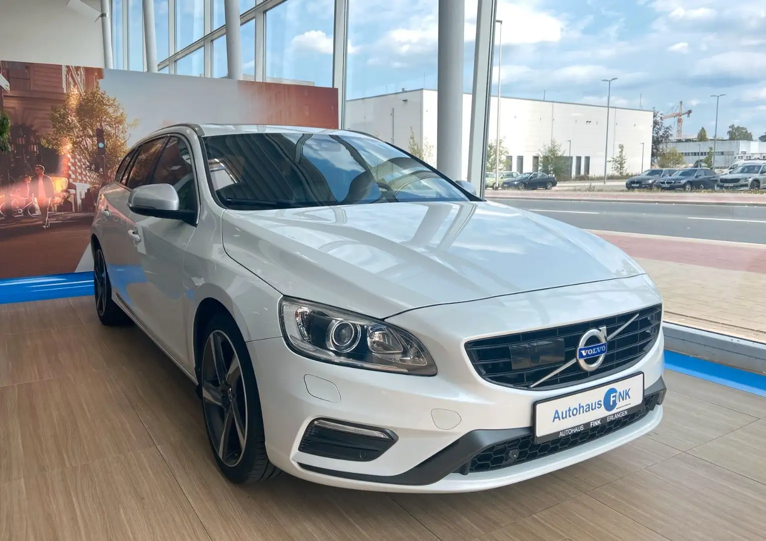 Volvo V60 Momentum R-Design Paket Navi Kamera Leder Weiß - 1