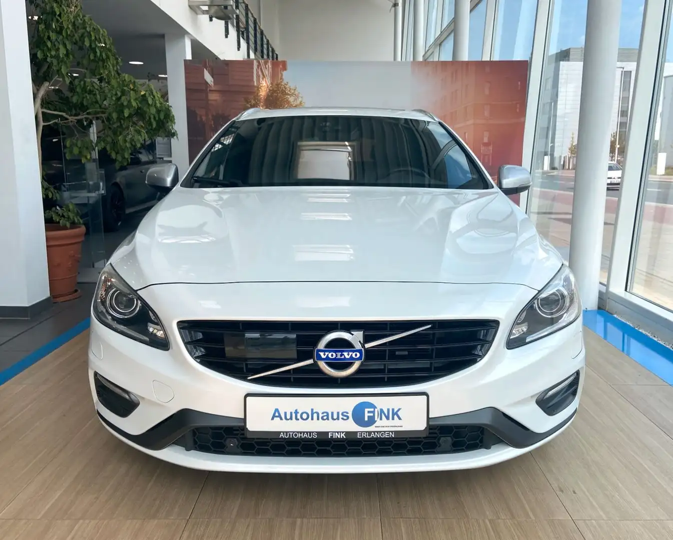 Volvo V60 Momentum R-Design Paket Navi Kamera Leder Weiß - 2