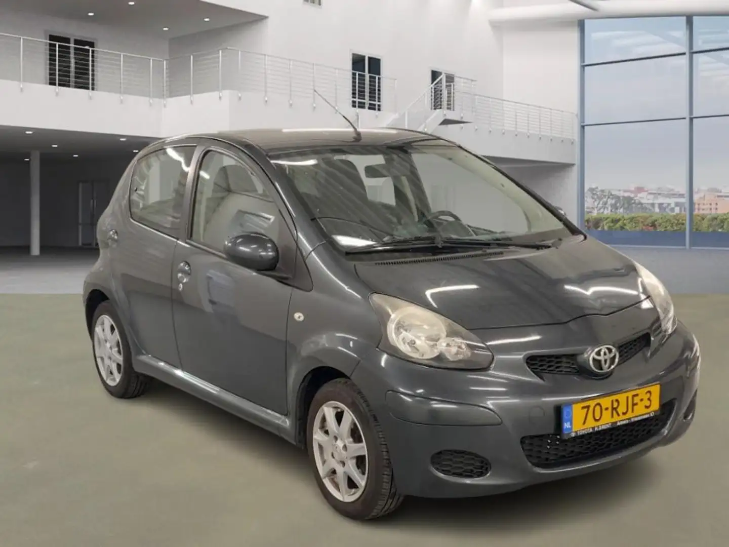 Toyota Aygo 1.0-12V Comfort Navigator Grijs - 2