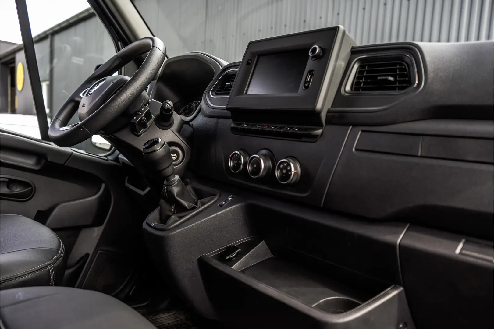 Renault Master T35 dCi 135 L2H2 | LED | Camera | Navi | Imperiaal Zwart - 2