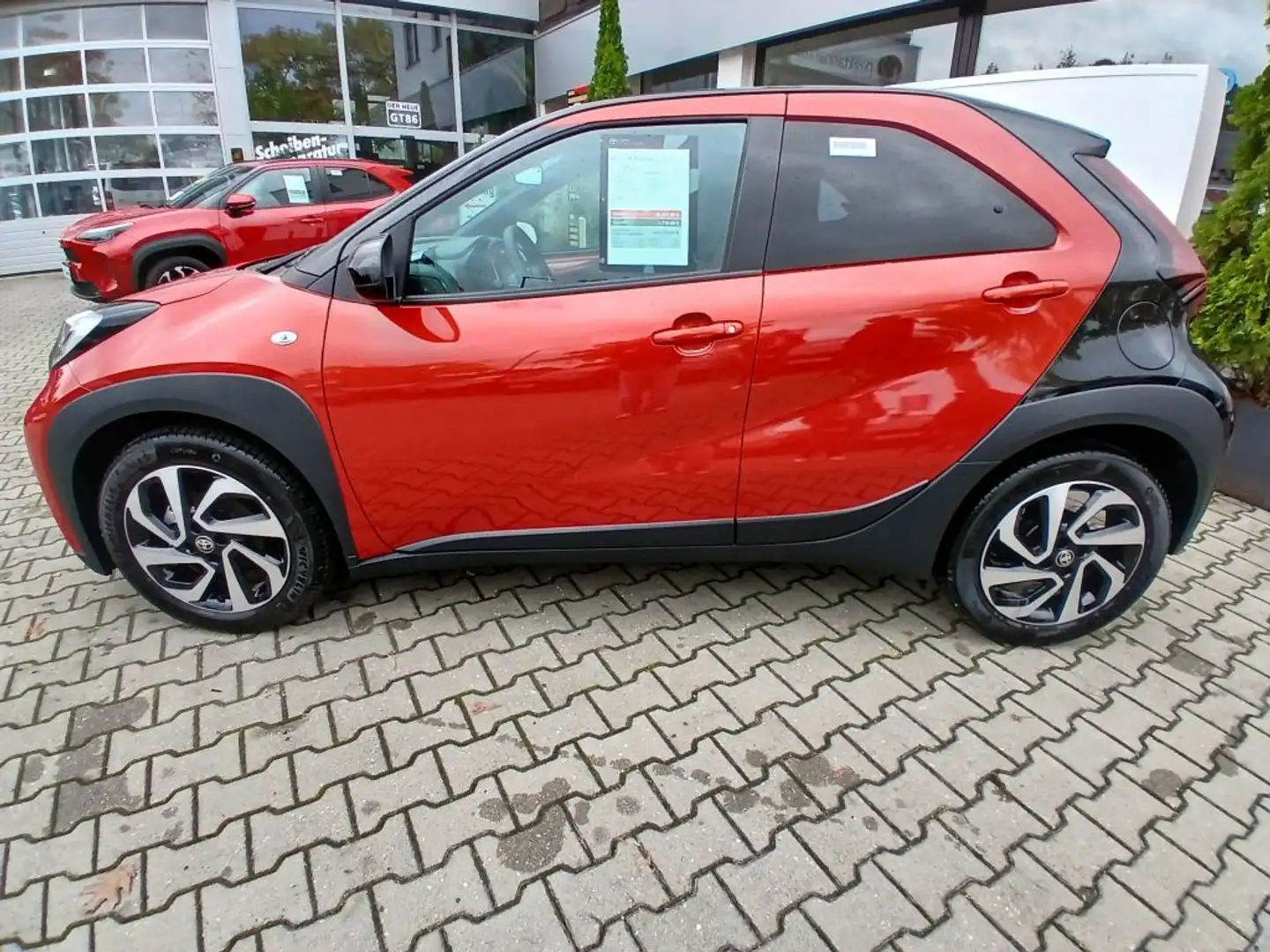 Toyota Aygo X S-CVT Team D AUTOMATIK *sofort Verfügbar Rot - 2