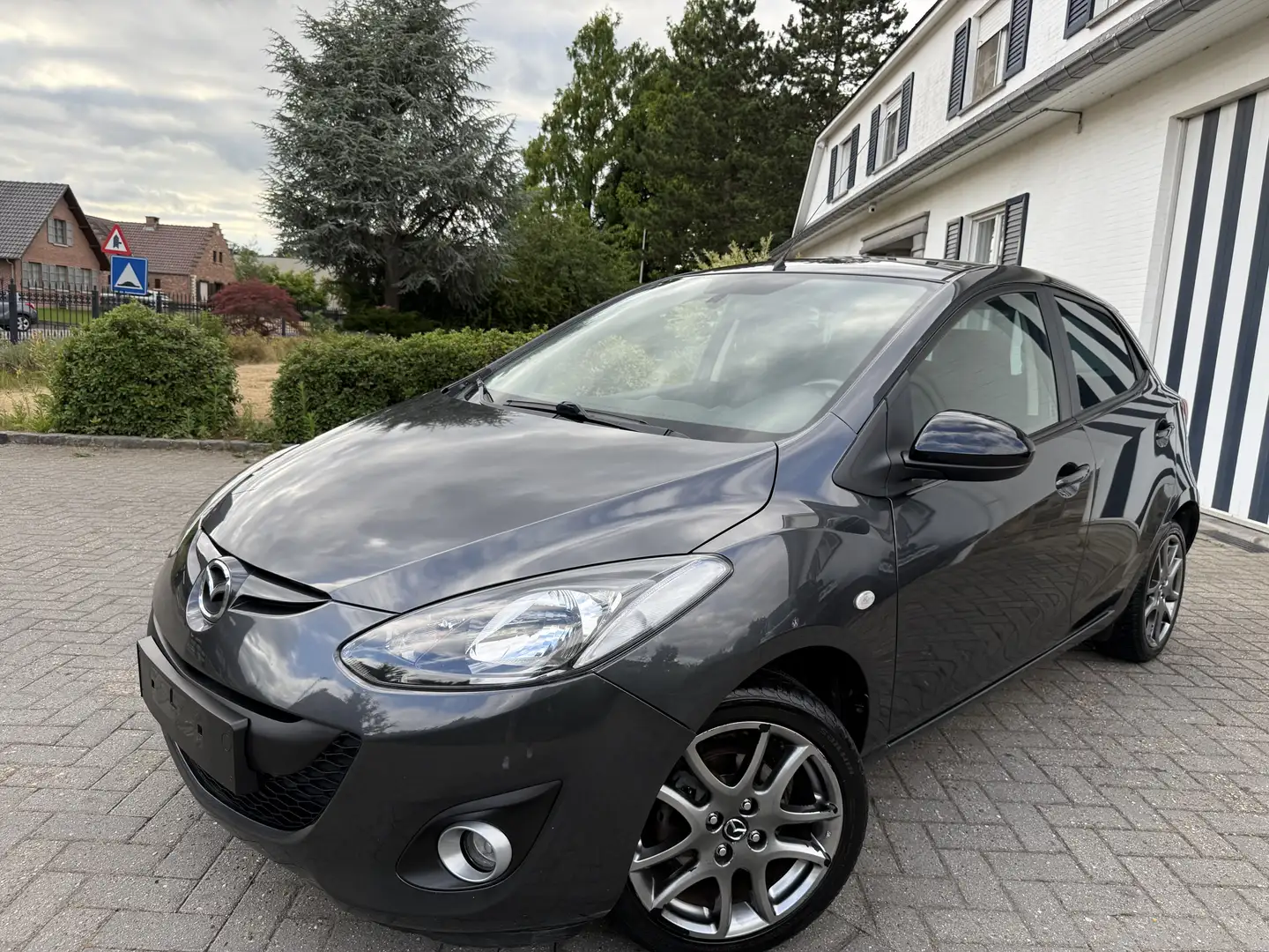 Mazda 2 1.3 Skyactiv Edition Gris - 1