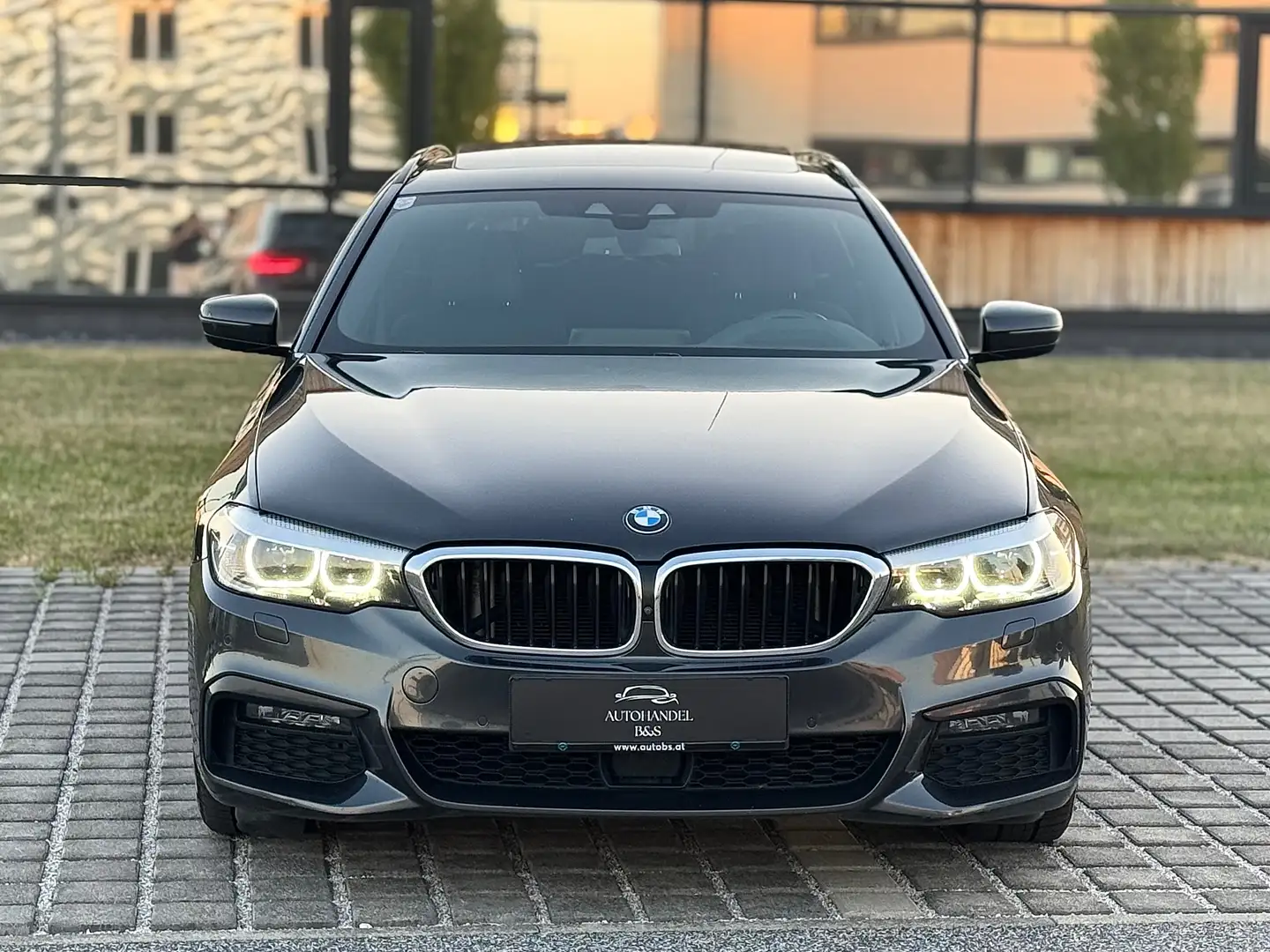 BMW 540 540d xDrive G31 Aut.*M-SPORTPAKET, PANO, B&W, HUD* Grijs - 2