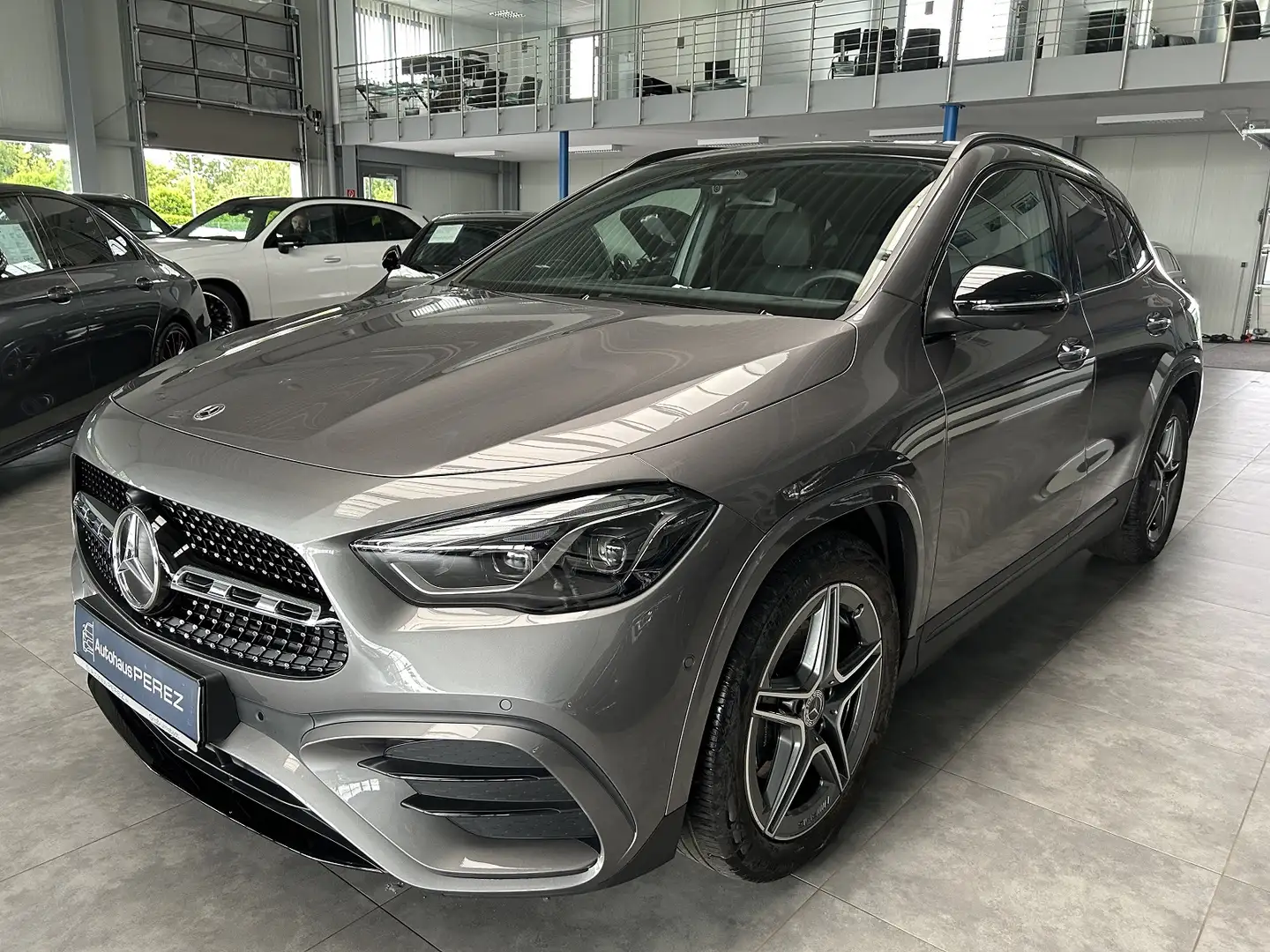 Mercedes-Benz GLA 220 4M AMG PREMIUM PLUS DISTRONIC-PANO-360° Grijs - 2