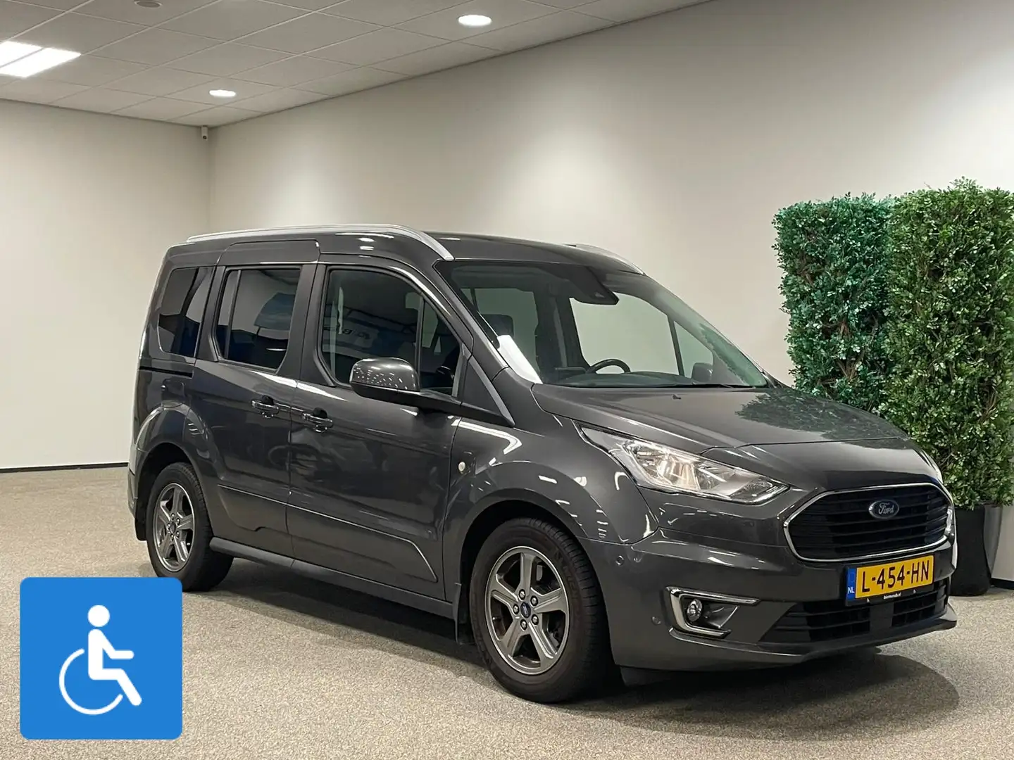 Ford Tourneo Connect L1 Rolstoelauto 3+1 of 5+0 Grijs - 1