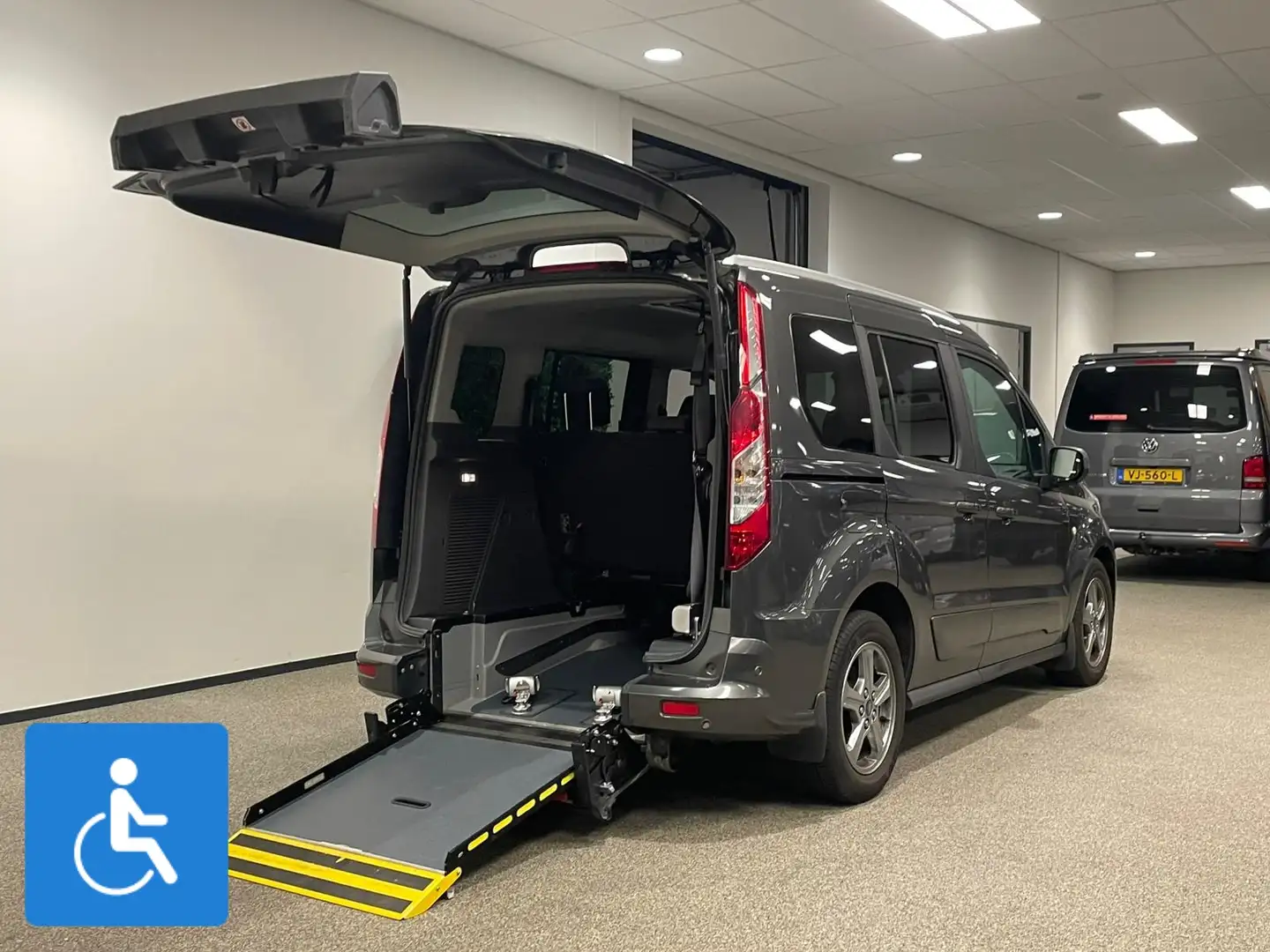 Ford Tourneo Connect L1 Rolstoelauto 3+1 of 5+0 Grijs - 2