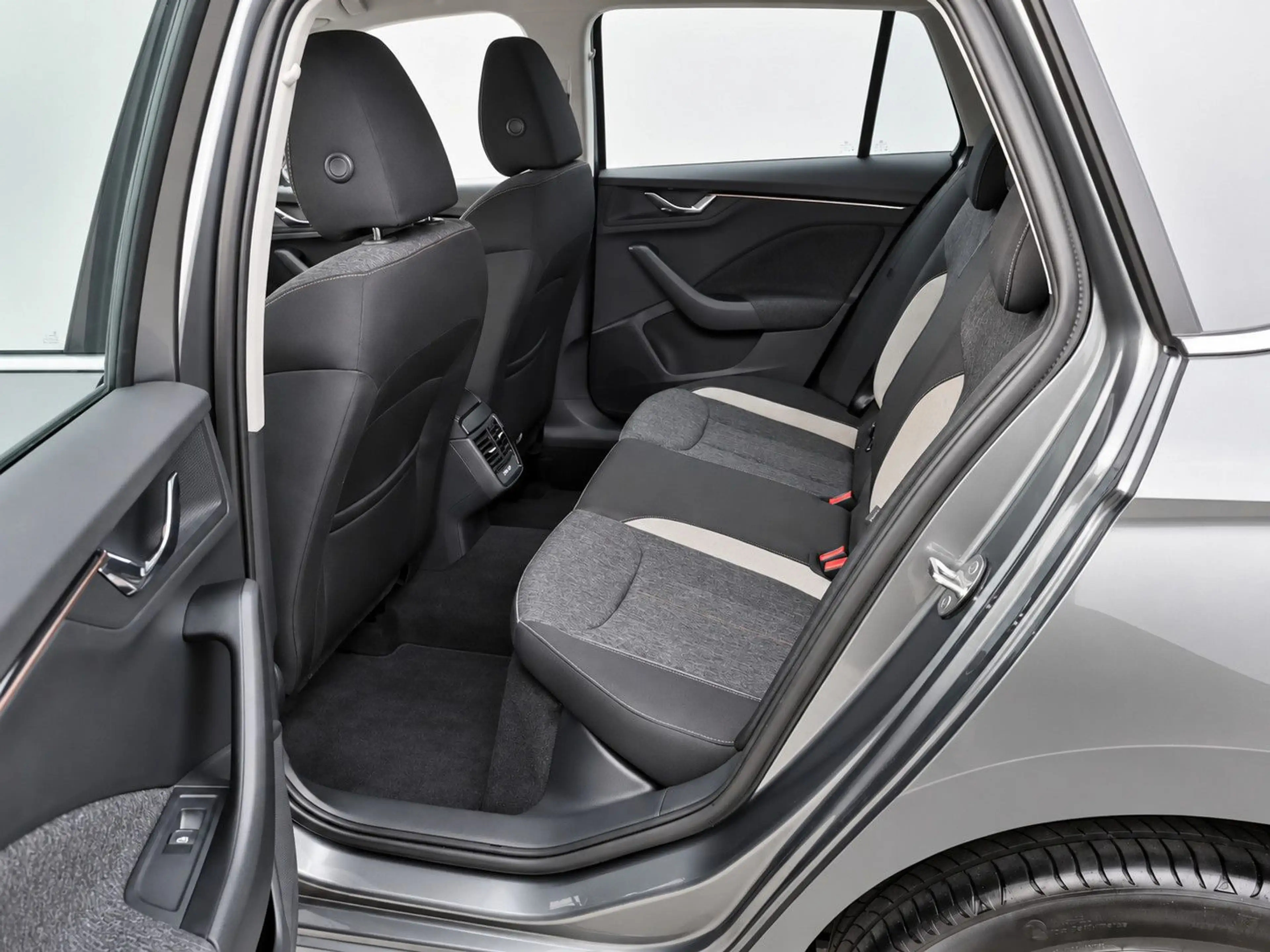 Skoda Kamiq 110 PS DSG AHK Style Navi-App SHZ ACC — photo 11