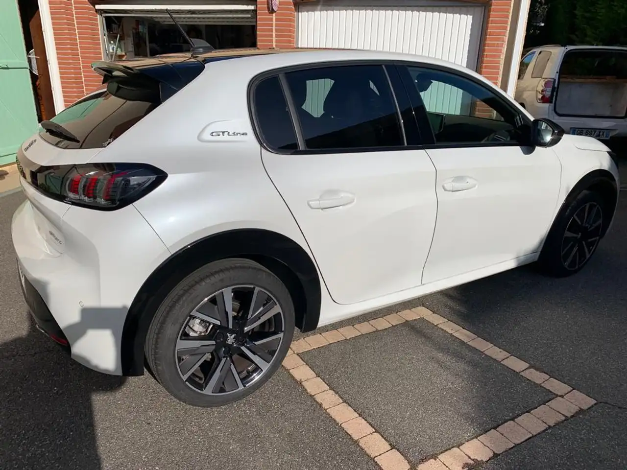 Peugeot 208 208 — photo 2