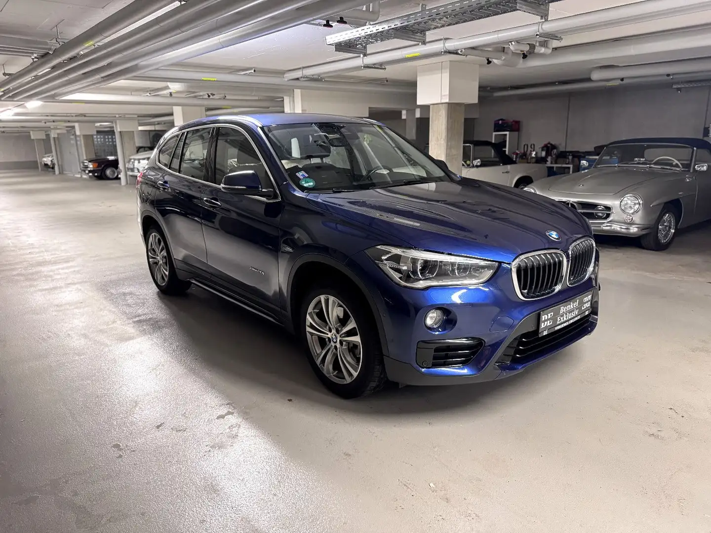BMW X1 xDrive 20 i Sport Line 1.Hand Blau - 1