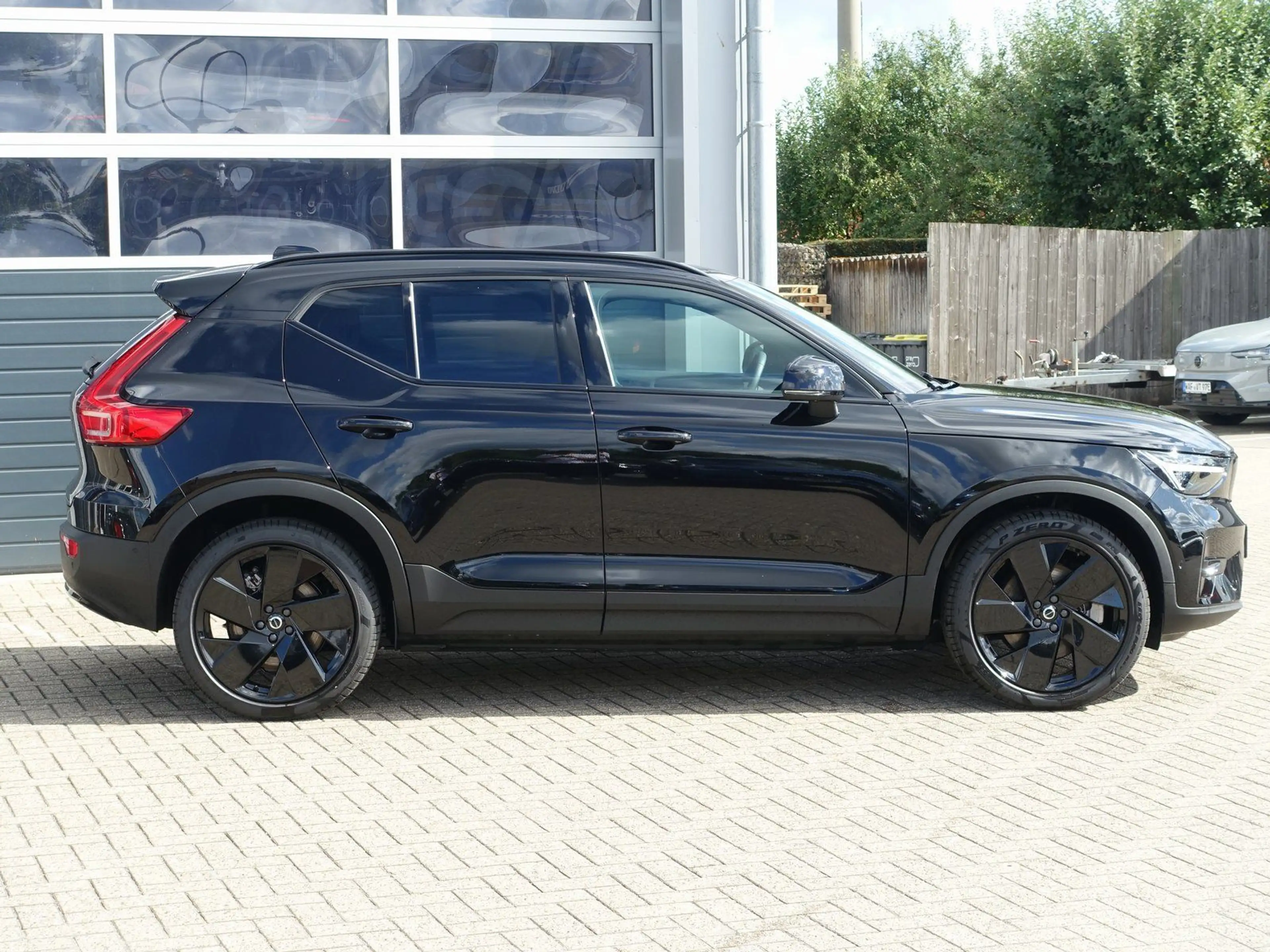 Volvo EX40 Black Edition Plus Extended Range Pano/H&K — photo 6