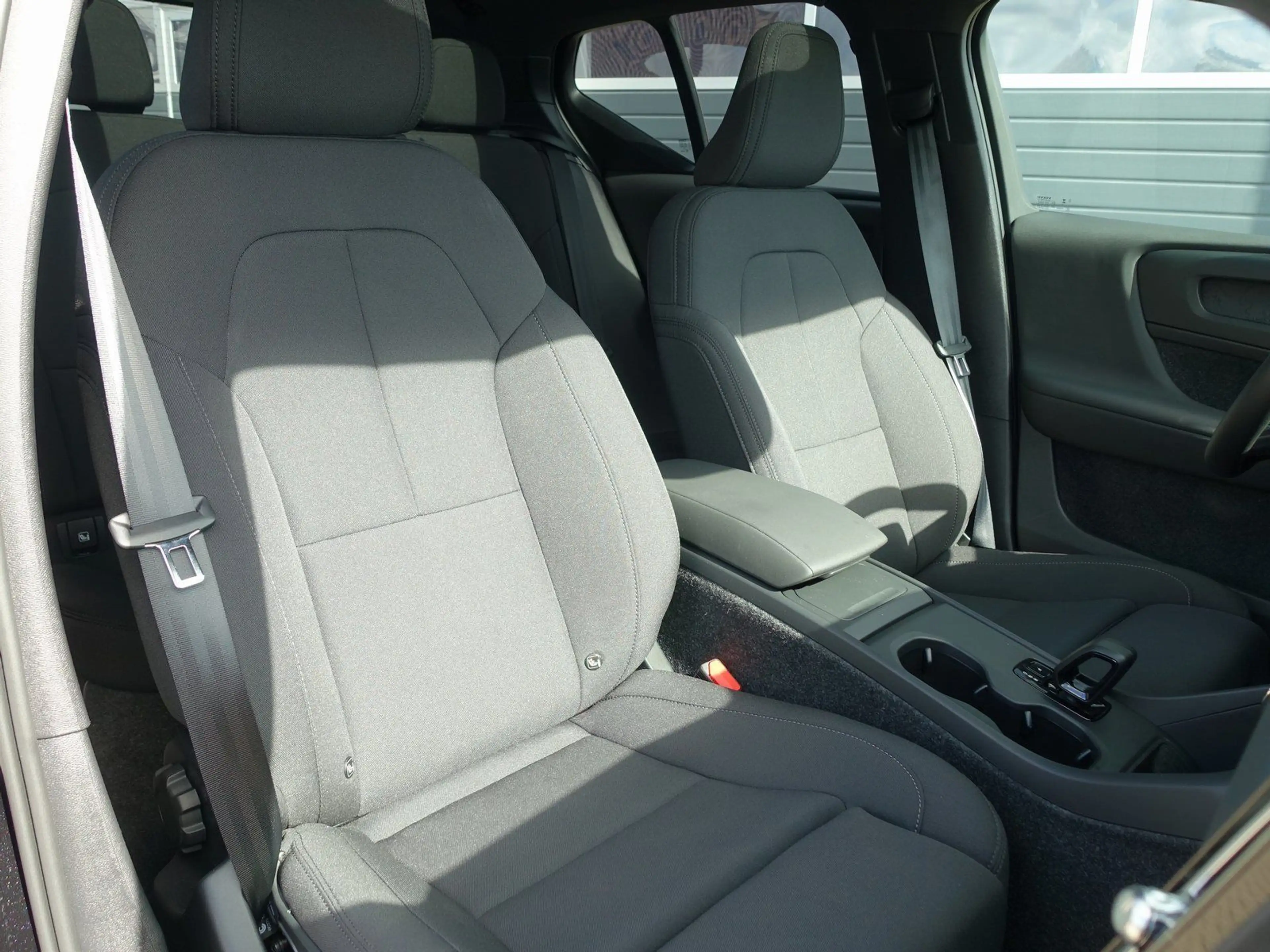 Volvo EX40 Black Edition Plus Extended Range Pano/H&K — photo 8