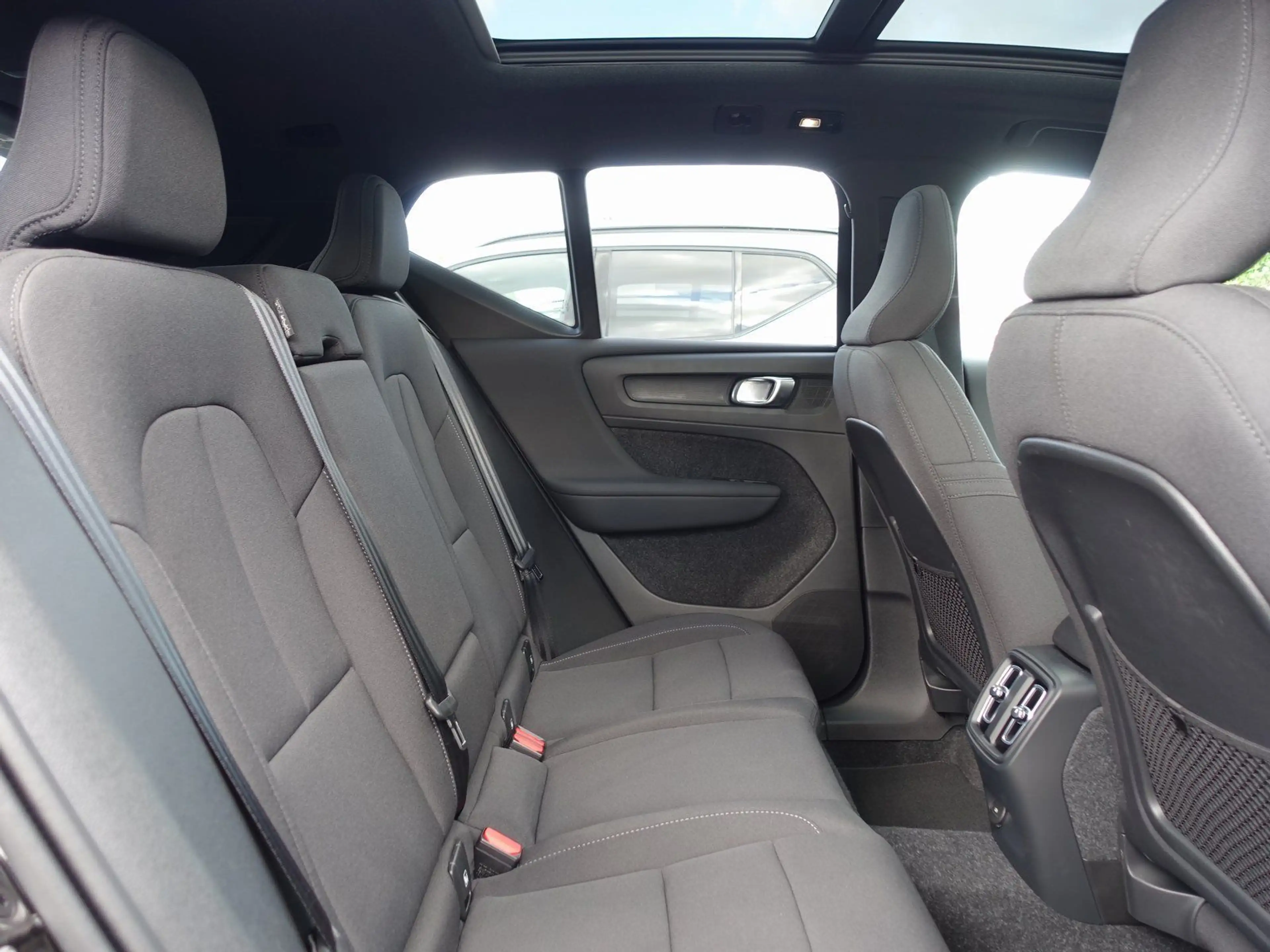 Volvo EX40 Black Edition Plus Extended Range Pano/H&K — photo 9