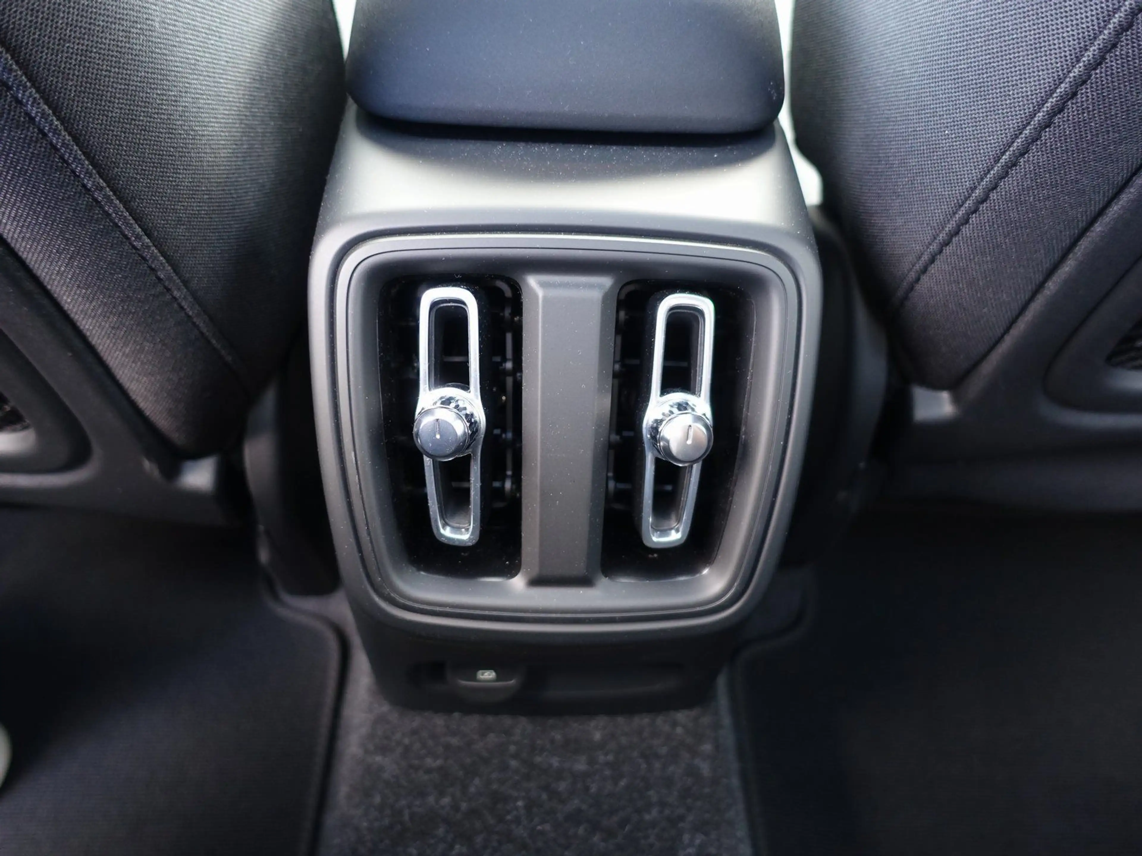 Volvo EX40 Black Edition Plus Extended Range Pano/H&K — photo 14