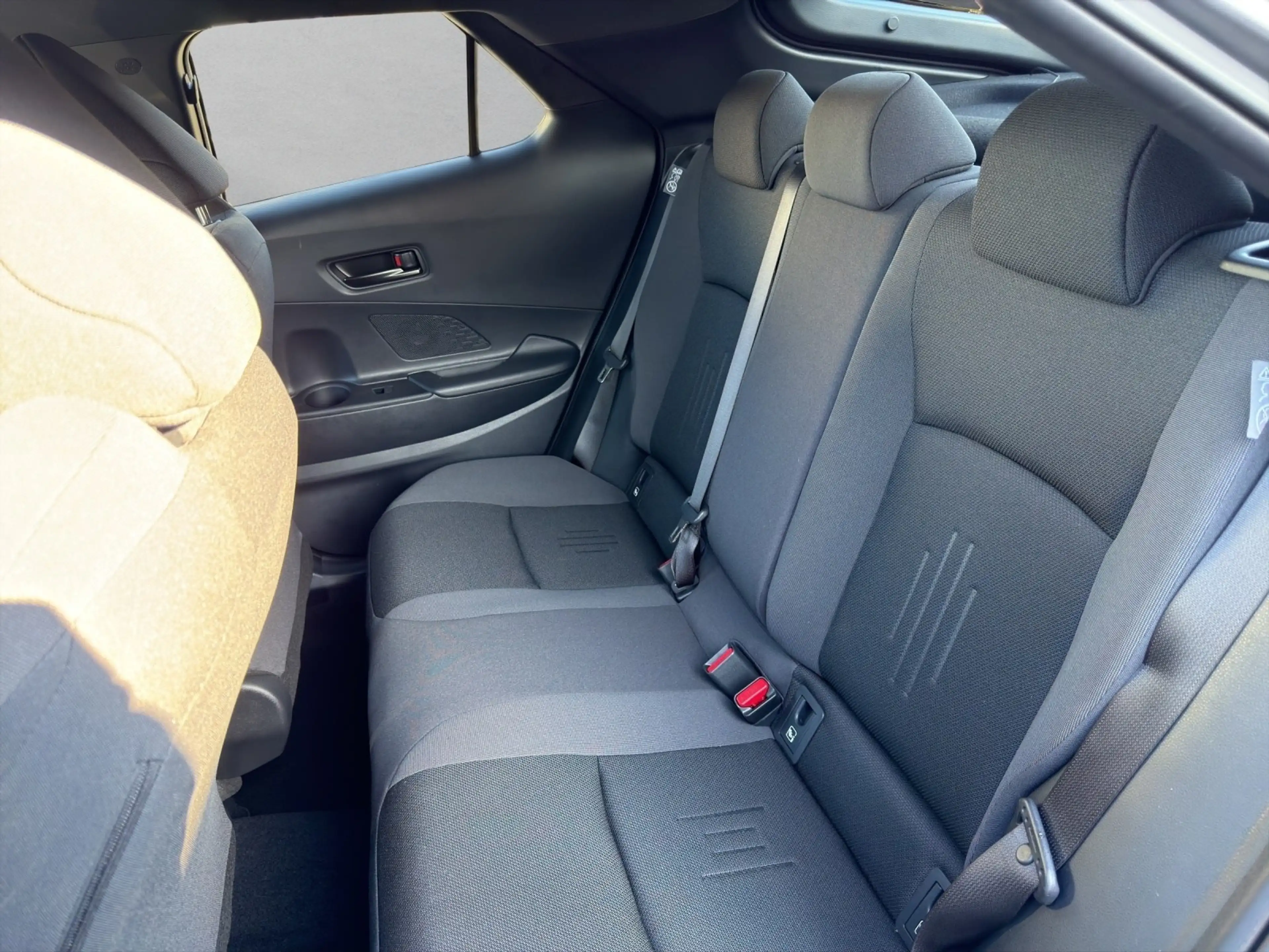 Toyota C-HR Hybrid FWD Teamplayer — photo 15