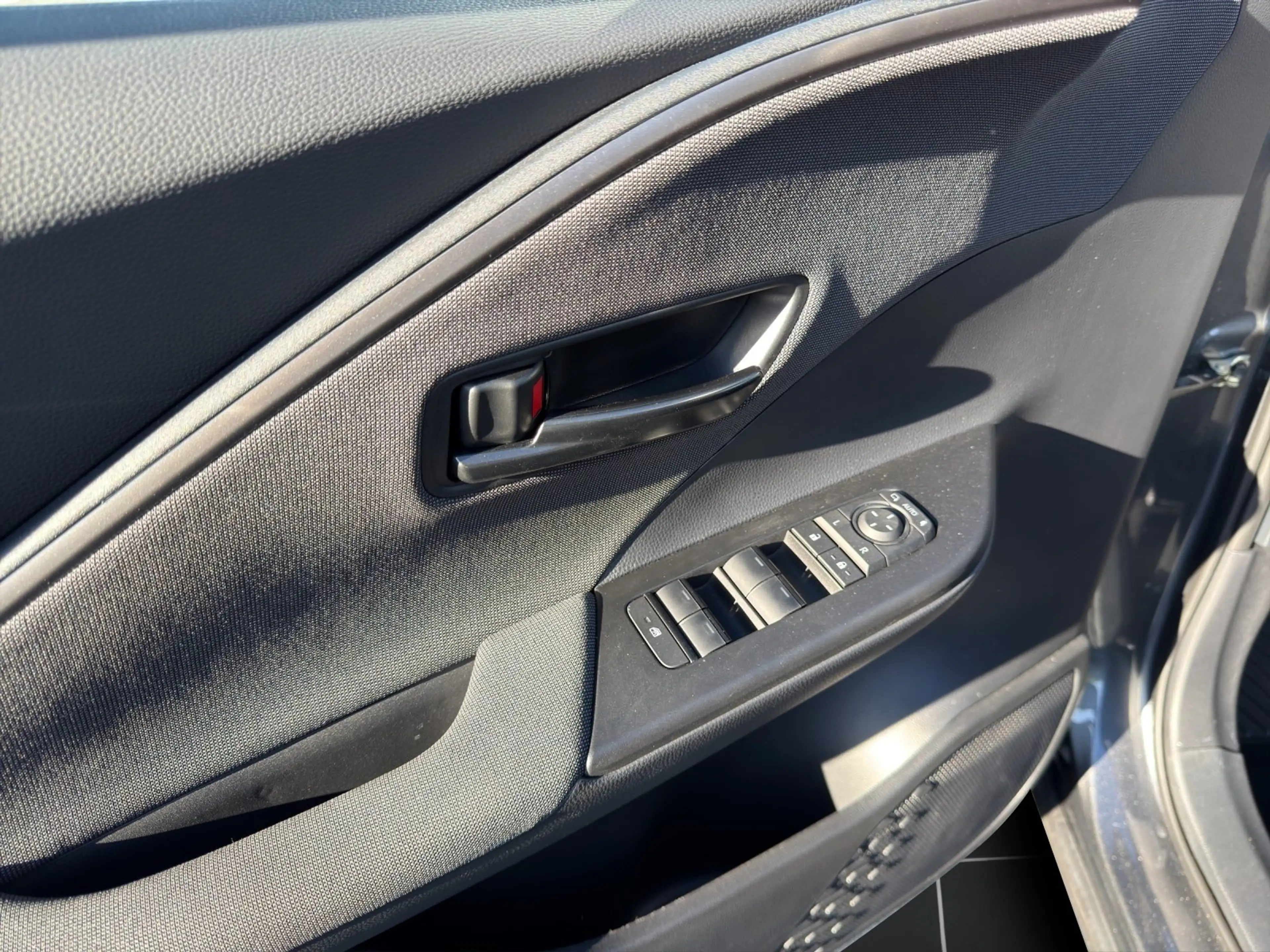 Toyota C-HR Hybrid FWD Teamplayer — photo 11