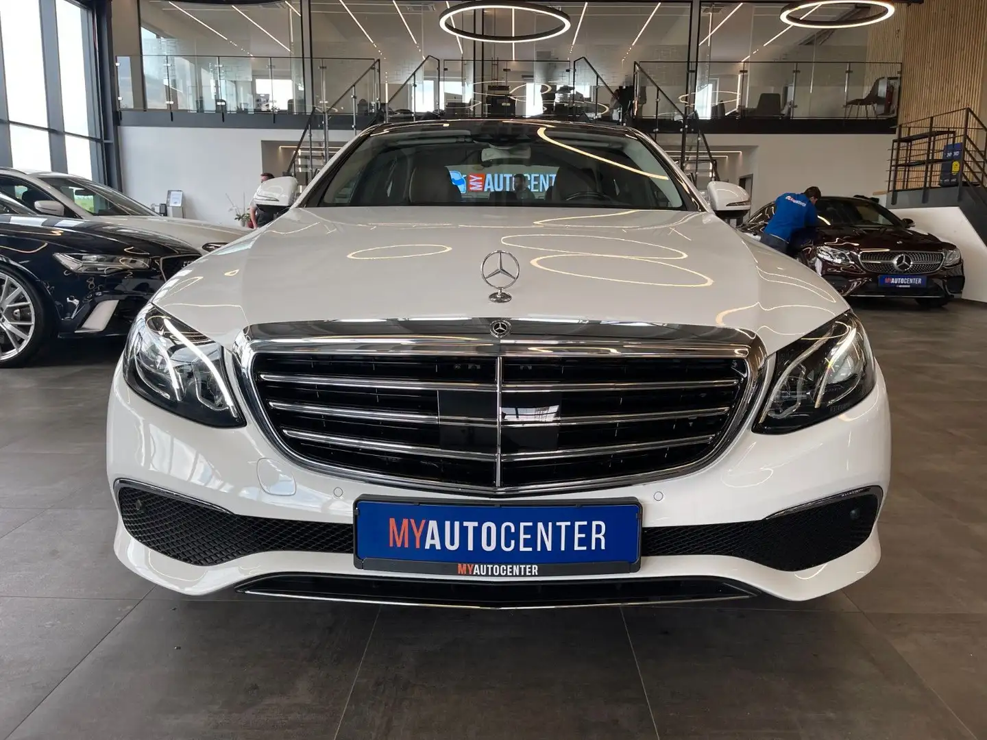 Mercedes-Benz E 300 de Lim. Aut. Avantgarde *LED*LEDER*PANO* Weiß - 2