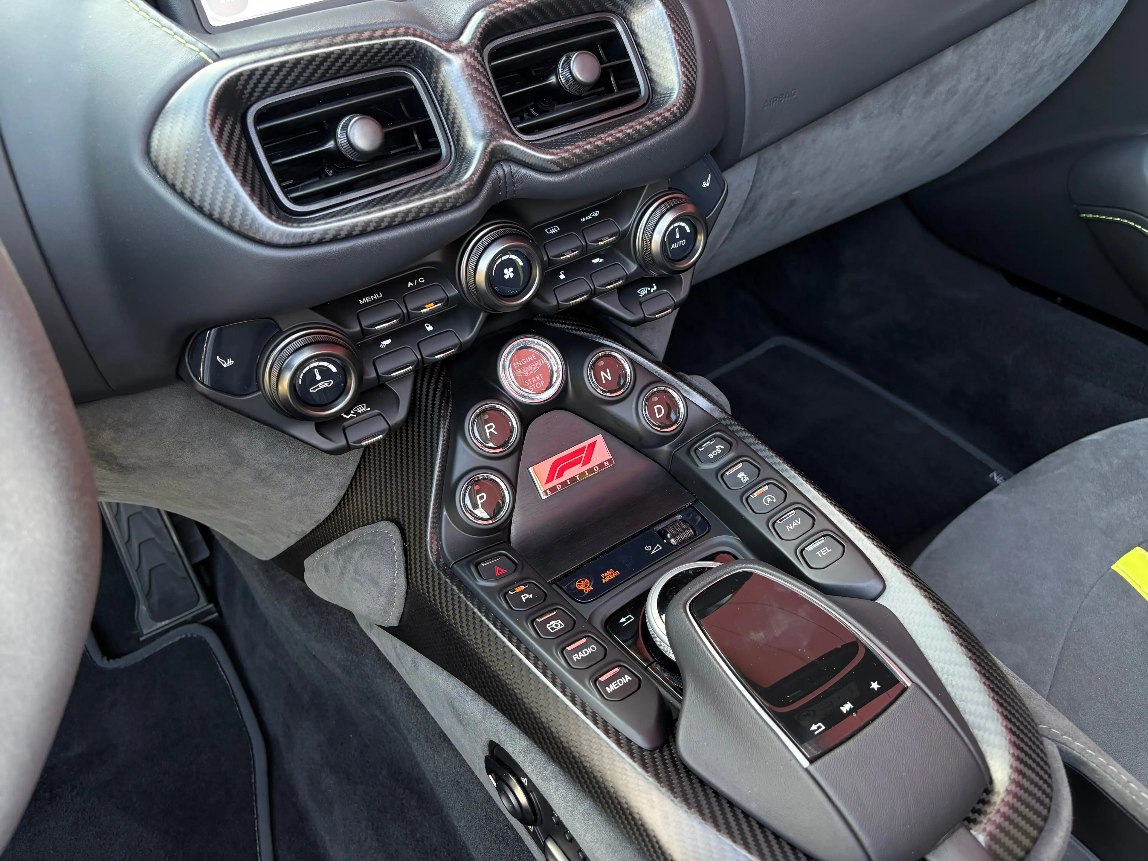 Aston Martin Vantage 4.0 V8 ROADSTER SONDERMODELL F1 EDITION 1HAND TOP* — photo 13